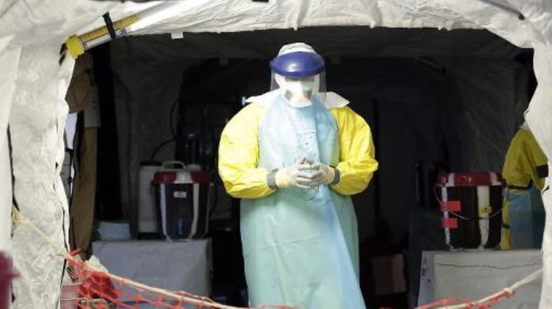 Un médecin dans une unité de traitement pour personnes souffrant d'Ebola à Monrovia, le 19 décembre 2014
