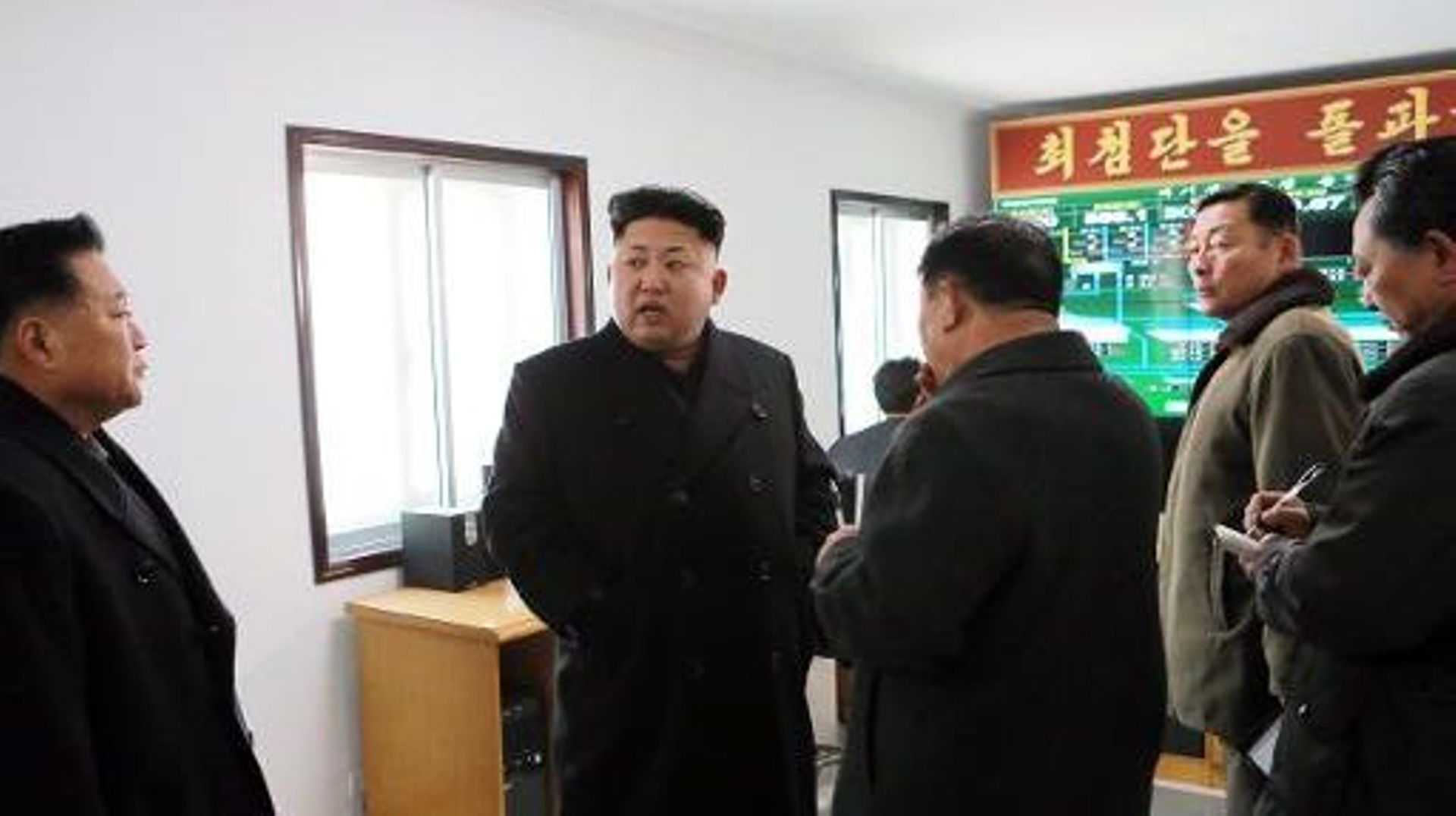 Photo non datée fournie par l'agence officielle d'informations de Corée du Nord, montrant le dirigeant du pays,  Kim Jong-Un, à Pyongyang, dans une ferme