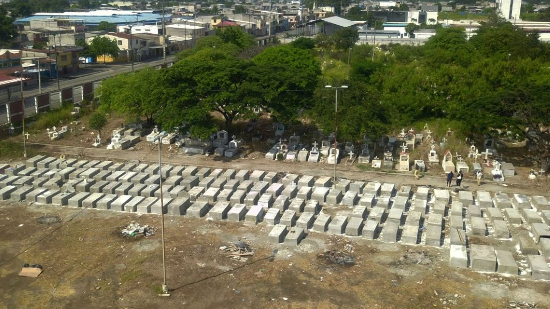 Vue aérienne des nouvelles tombes creusées au cimetière de Maria Canals près de Guayaquil en Equateur, le 12 avril 2020