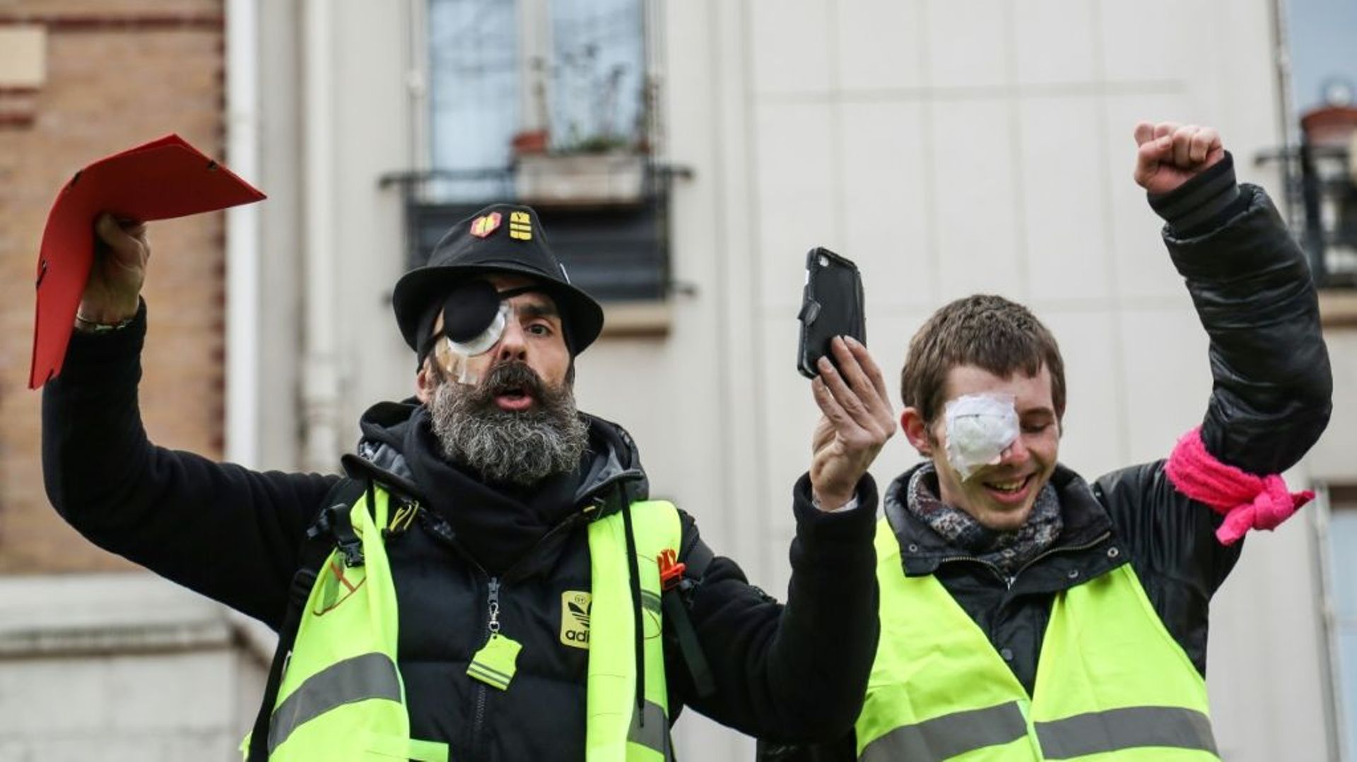 Jérôme Rodrigues (g) au côté d'un autre "gilet jaune" blessé à l'oeil, à Paris, pour la marche contre les violences policières, le 2 février 2019