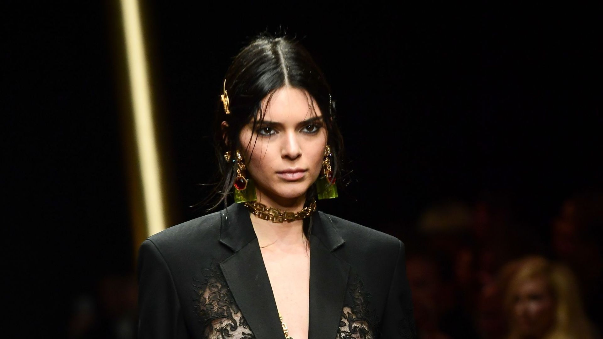 Kendall Jenner, top la plus populaire sur les réseaux sociaux, défilé pour la maison Versace pour la saison automne-hiver 2019-2020. Milan, le 22 février 2019.