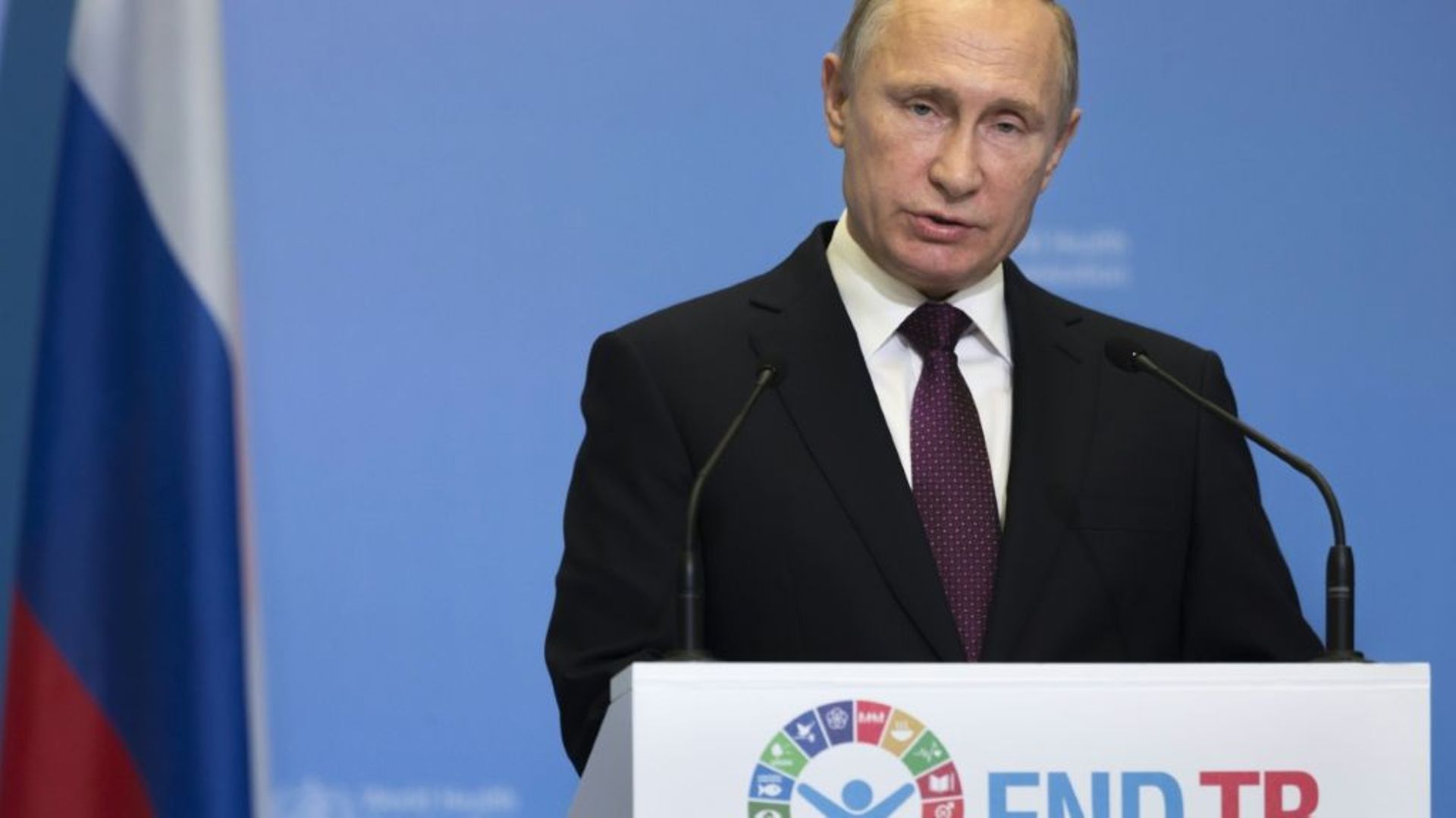 Le président russe Vladimir Poutine prononce un discours lors d'une conférence de l'Organisation mondiale de la Santé, à Moscou, le 16 novembre 2017