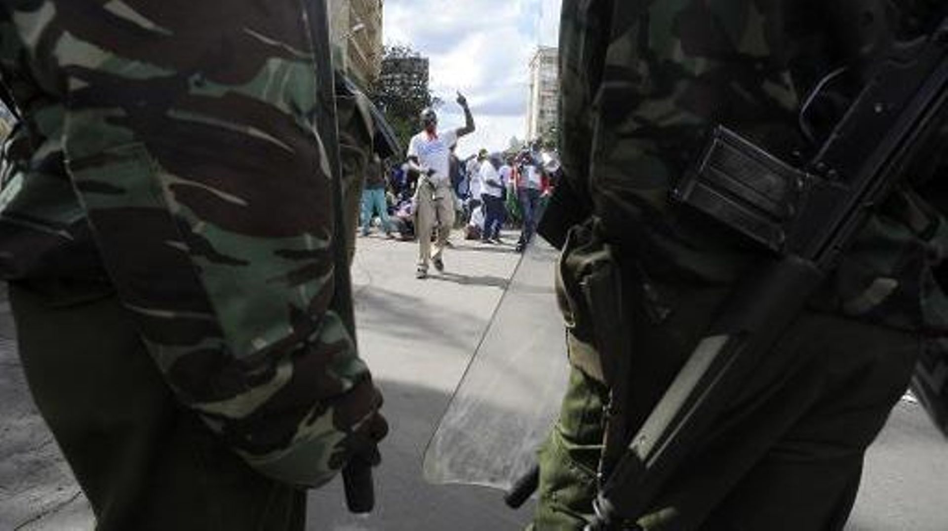 Des policiers kenyans à Nairobi le 30 mars 2013