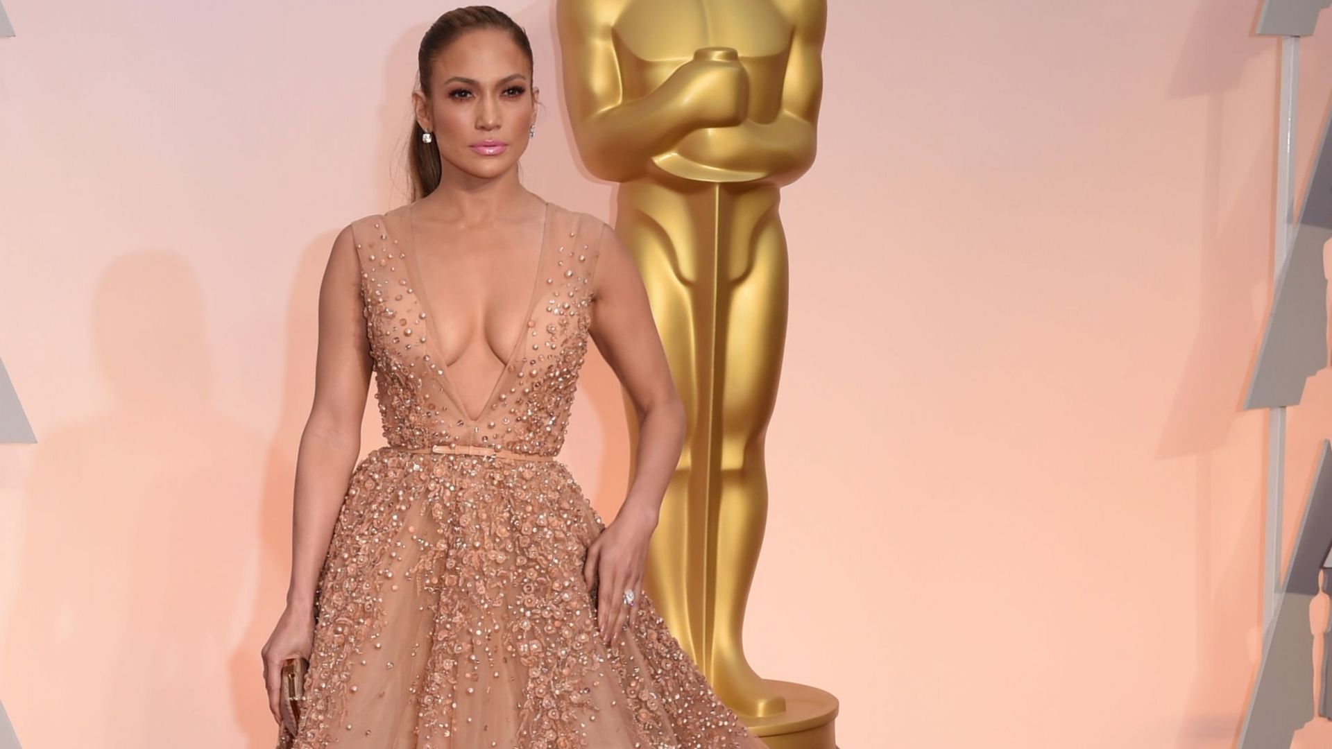 L'élégance est de mise pour la 87e cérémonie des Oscars. Jennifer Lopez a choisi une robe de princesse imposante, au décolleté plongeant, signée Elie Saab. Hollywood, le 22 février 2015.
