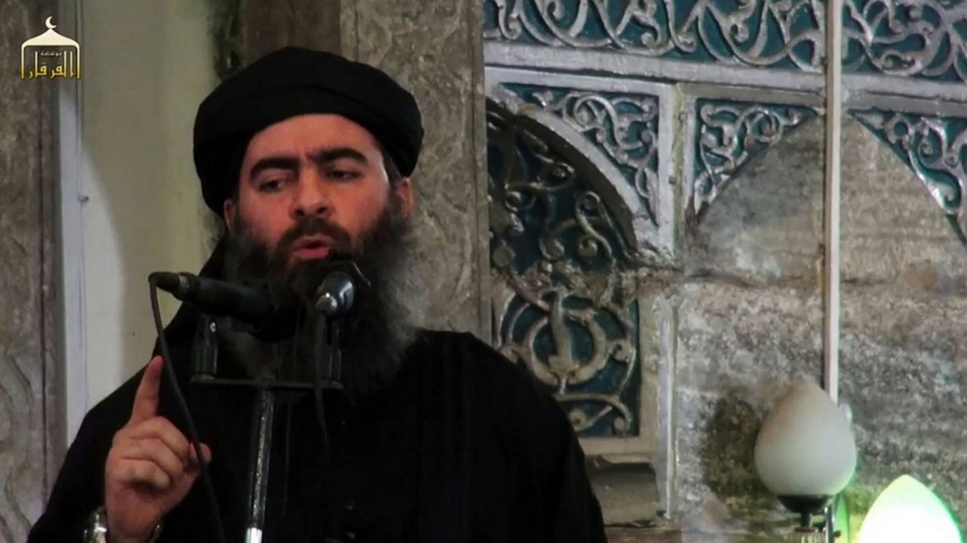 Capture d'écran d'une video de propagande diffusée le 5 juillet 2014 par al-Furqan Media montrant Abu Bakr al-Baghdadi à Mossoul lors de la proclamation du califat.