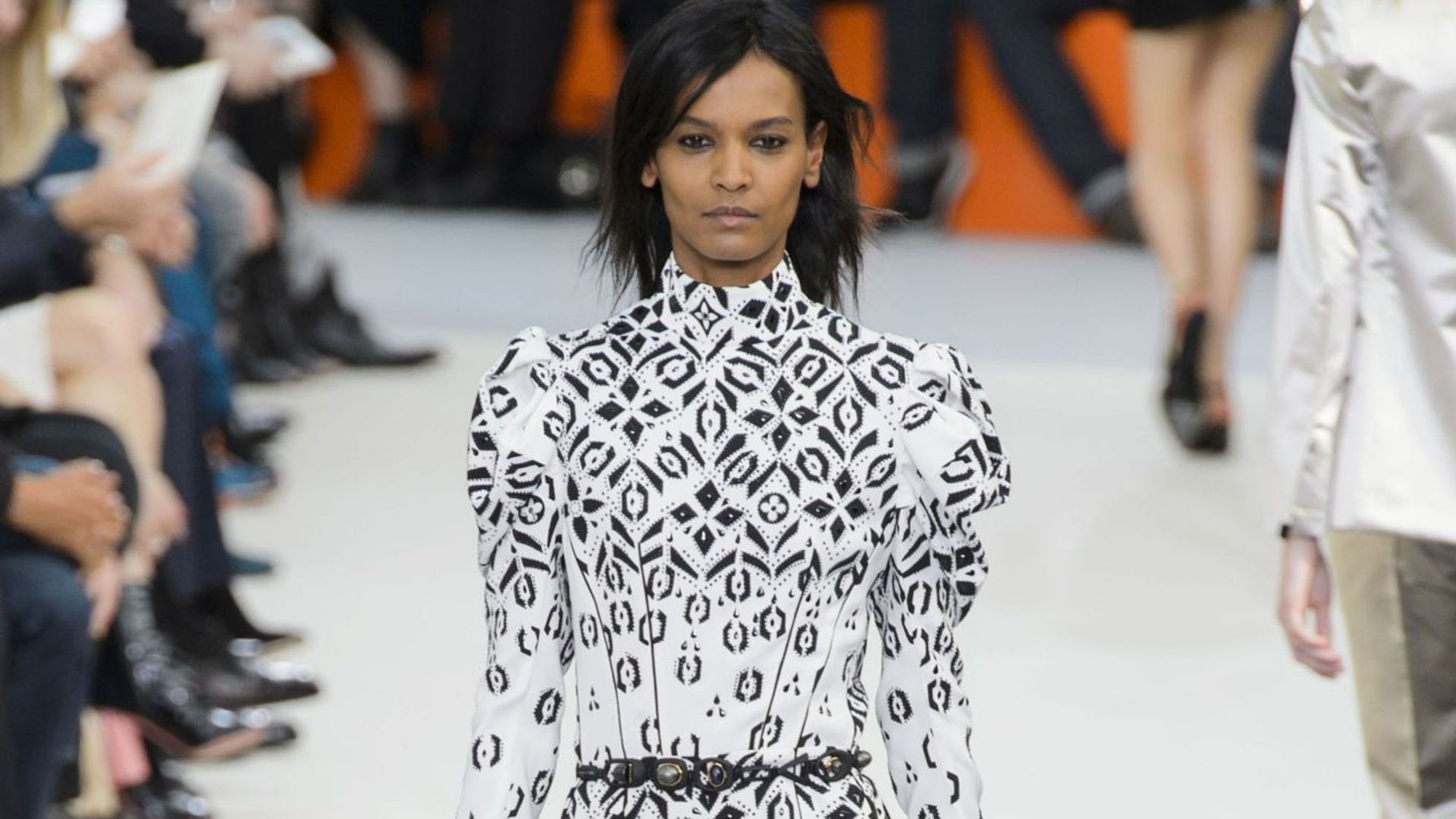 Défilé Vuitton : 7 robes identiques dans le public