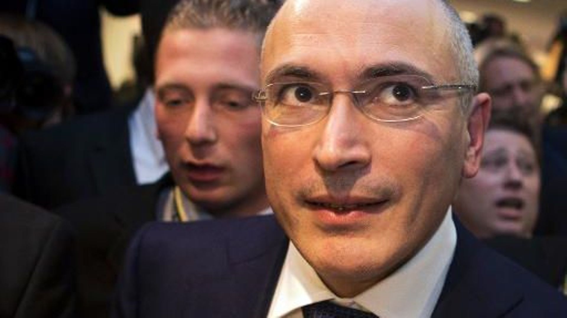 L'ex-oligarque critique du Kremlin Mikhaïl Khodorkovski quitte le musée du Mur à Berlin le 22 décembre 2013