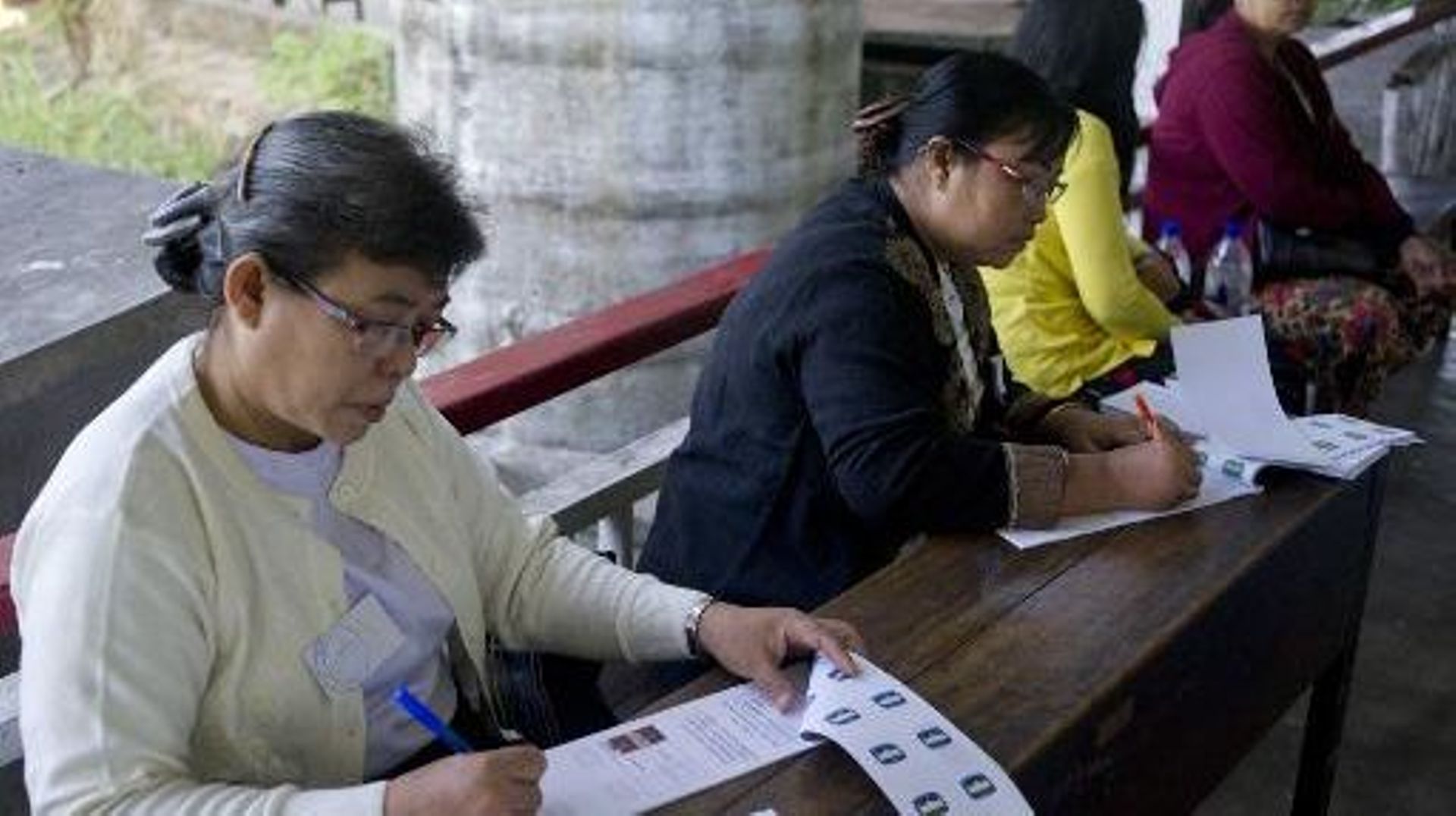 Préparatifs dans un bureau de vote avant le début des élections municipales à Rangoun, le 27 décembre 2014