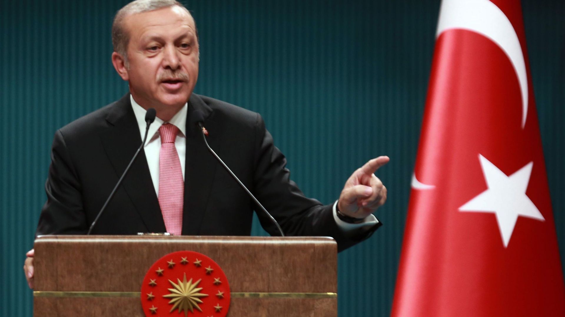 "Si mon peuple, mon pays, demande sans arrêt la peine de mort, si les représentants de mon peuple à l'assemblée disent oui, désolé, je dois respecter cette demande", a répondu M. Erdogan.