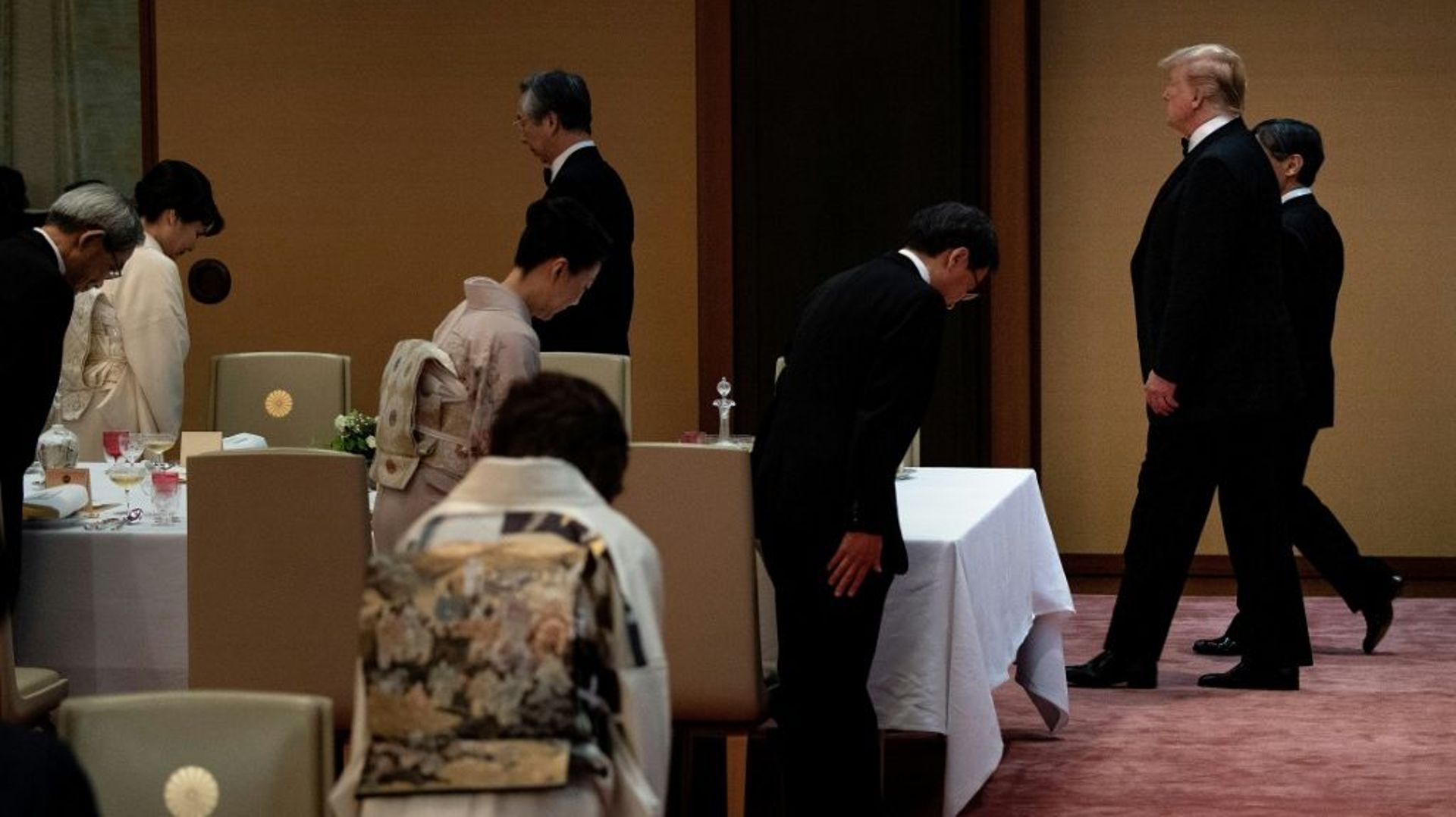 Le président américain Donald Trump accompagné de l'empereur du Japon Naruhito à leur arrivée au diner au palais impérial à Tokyo, le 27 mai 2019