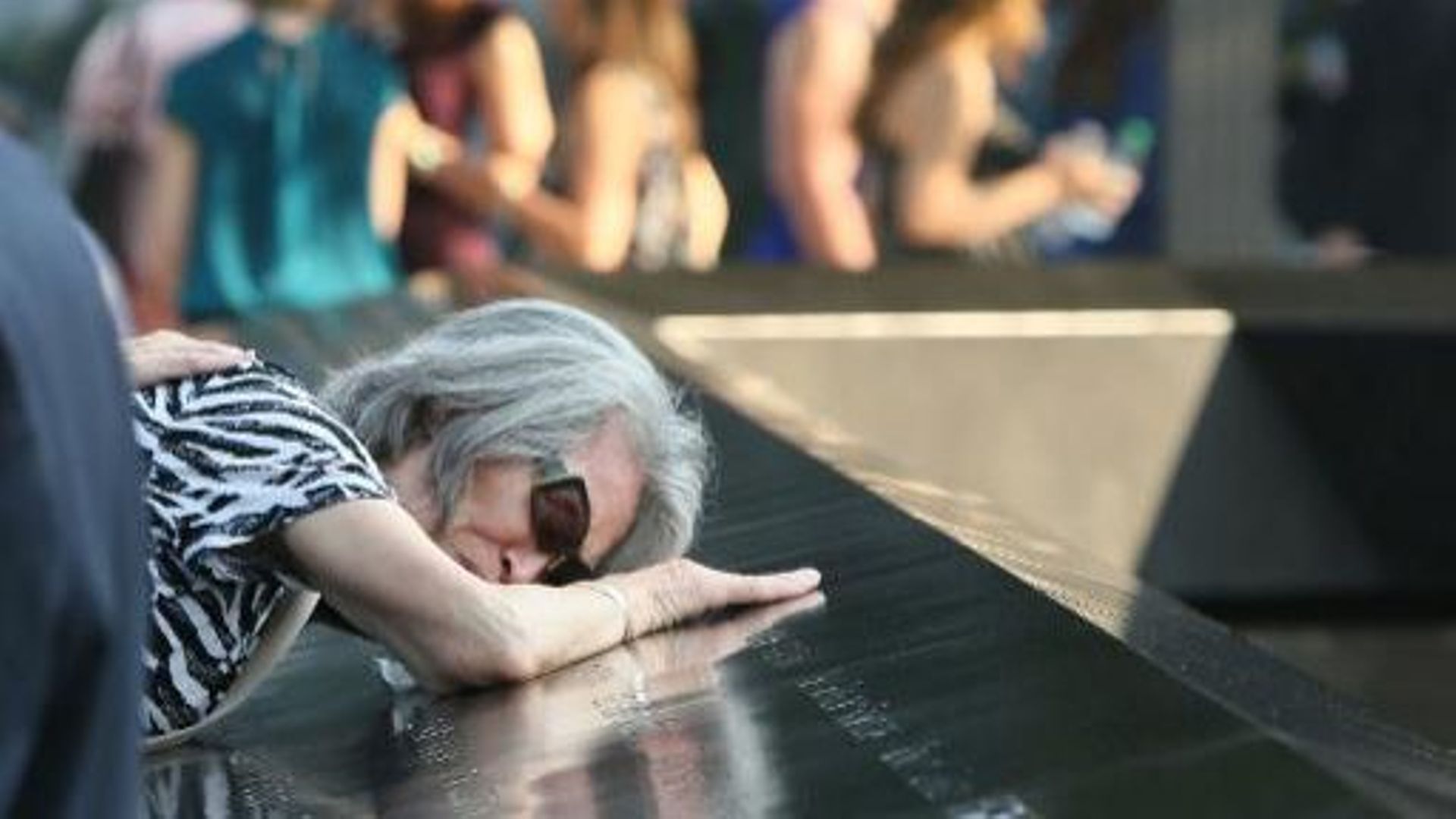 Une femme pleure son fils décédé dans les attentats, à New York, le 11 septembre 2013