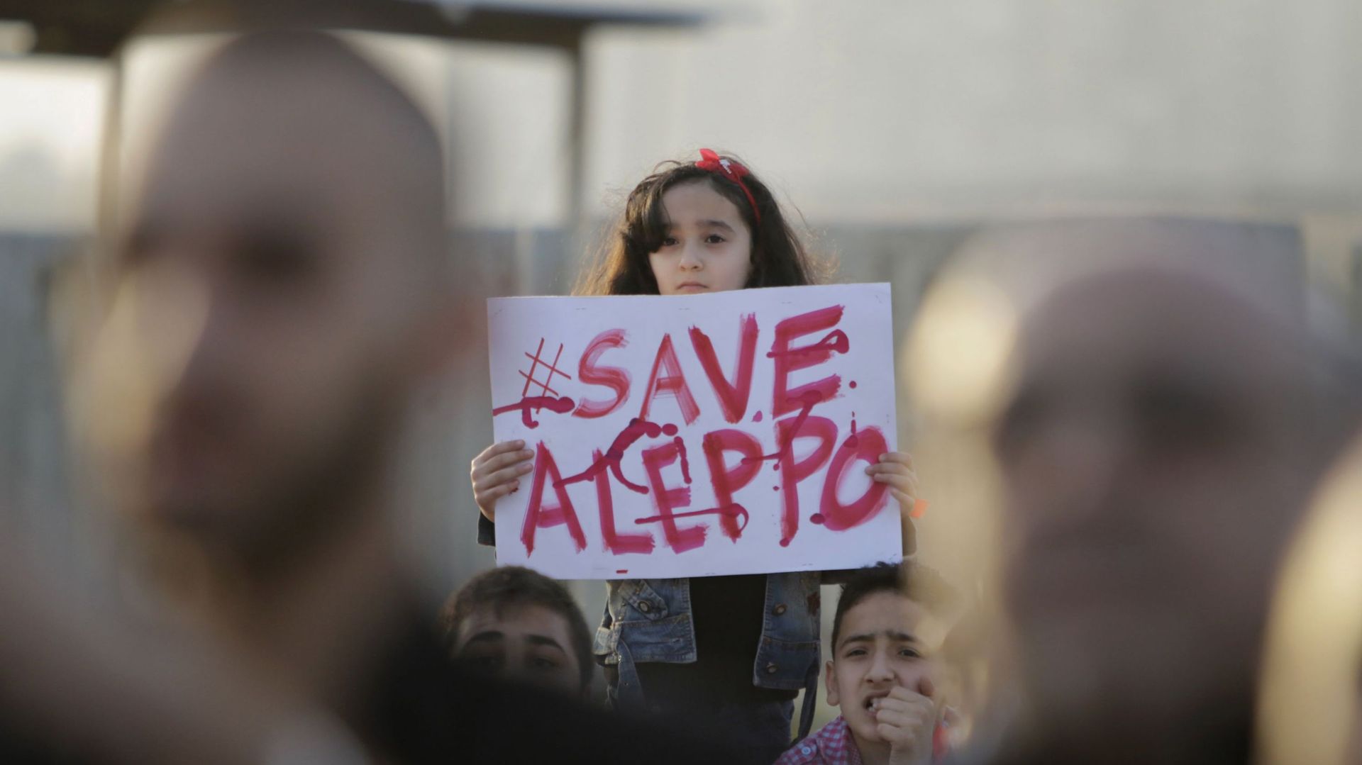 Ce dimanche au Liban, des Syriens marchaient en signe de solidarité avec les habitants de la ville d'Alep.