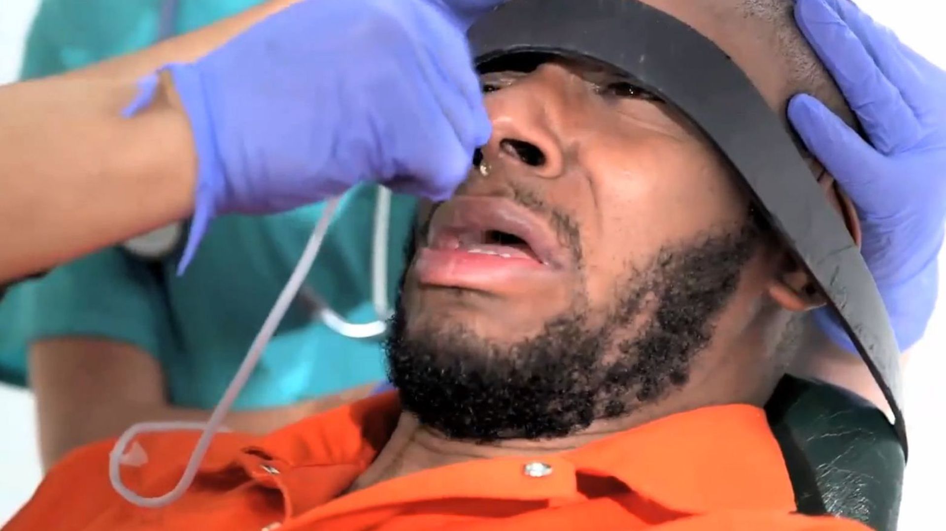 Un rappeur US nourri de force comme les prisonniers de Guantánamo (vidéo)
