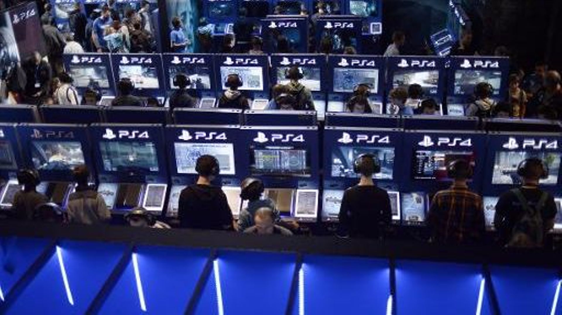 Des visiteurs au salon des jeux de Paris jouent au stand des Playstation 4 à Paris, le 29 octobre 2014
