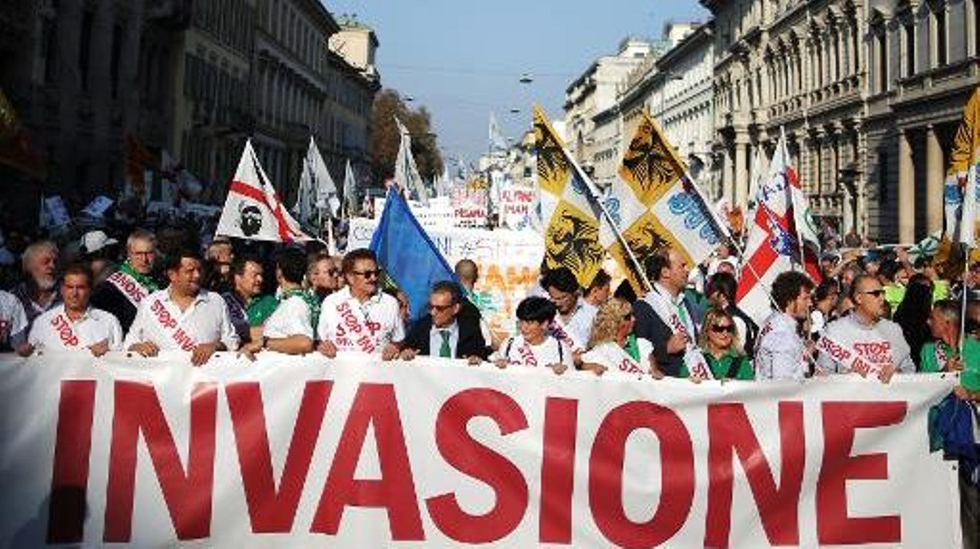 Des milliers de partisans de la Ligue du Nord, parti régionaliste et anti-immigrés, manifestent le 18 octobre 2014 à Milan pour exiger la fin de l'opération de secours des migrants en Méditerranée
