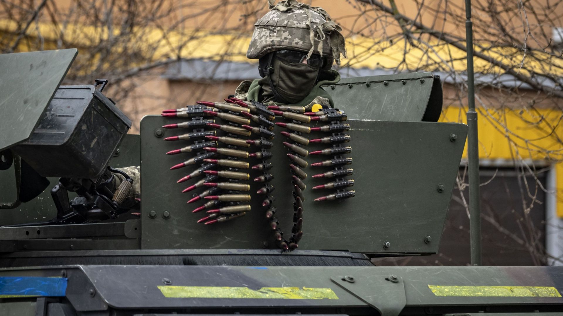 Image d’illustration : un militaire entouré de ses munitions.