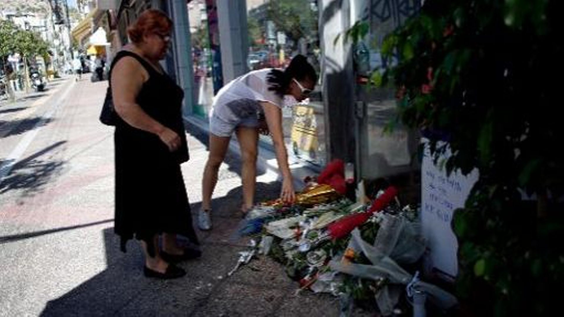 Des fleurs sont déposées à l'endroit où le chanteur grec Pavlos Fyssas a été assassiné au Pirée, le 19 septembre 2013
