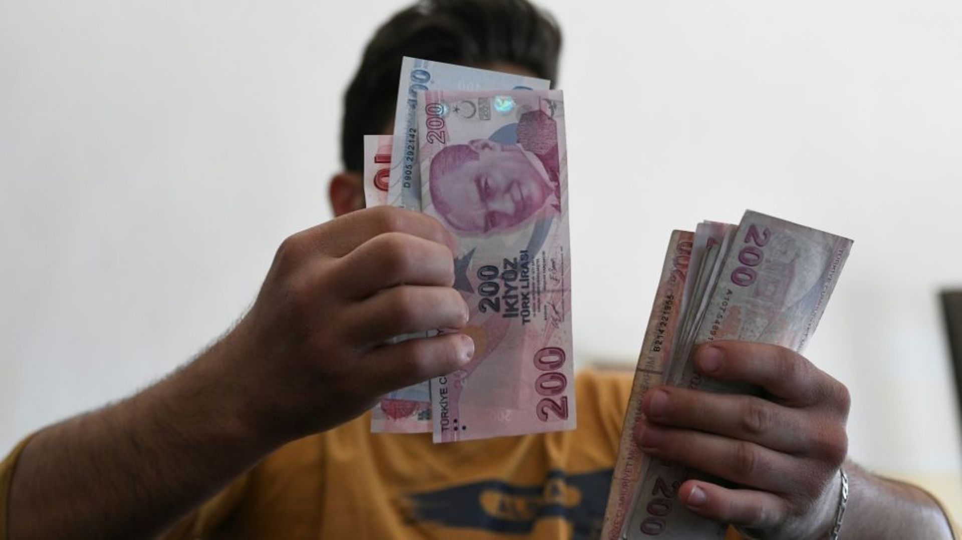 Un employé compte des billets de livres turques dans un bureau de change de la province d'Idleb, dans le nord-ouest de la Syrie, le 10 juin 2020
