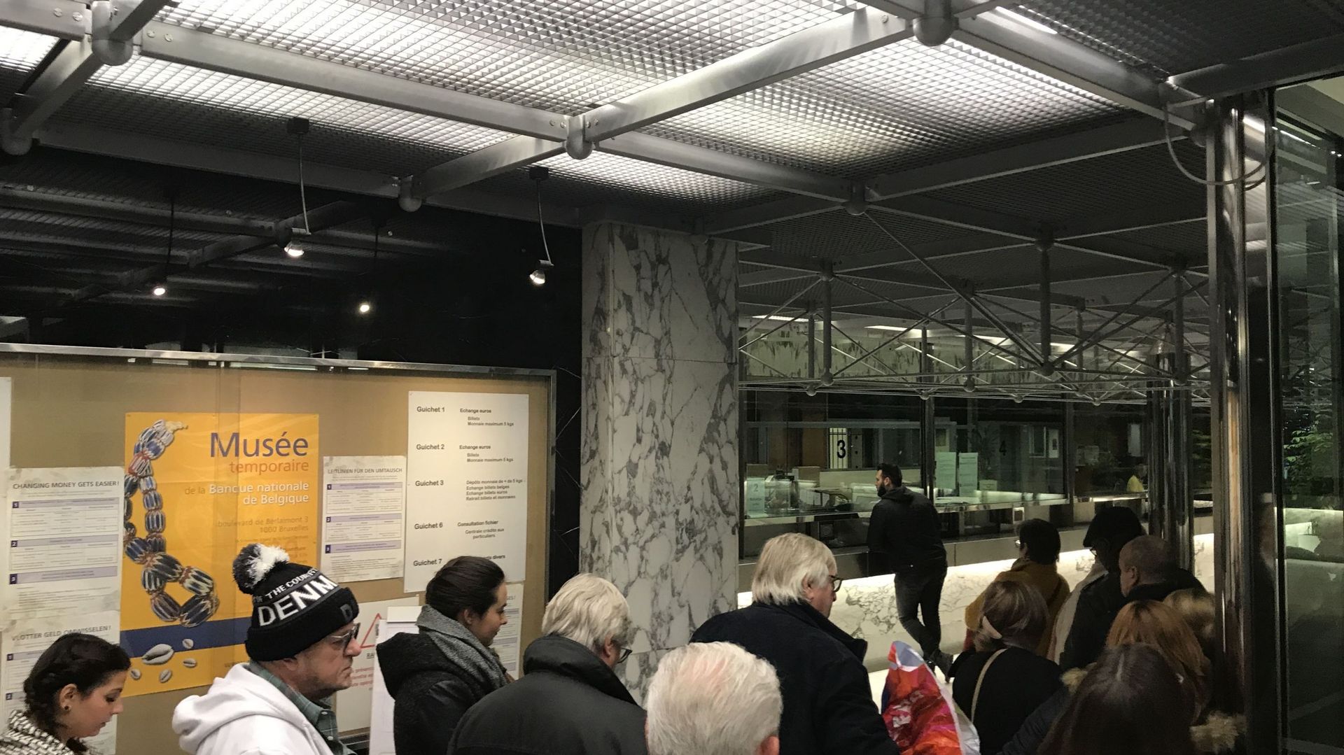 De longues files d'attentes pour les derniers jours d'ouverture de la Banque nationale à Liège