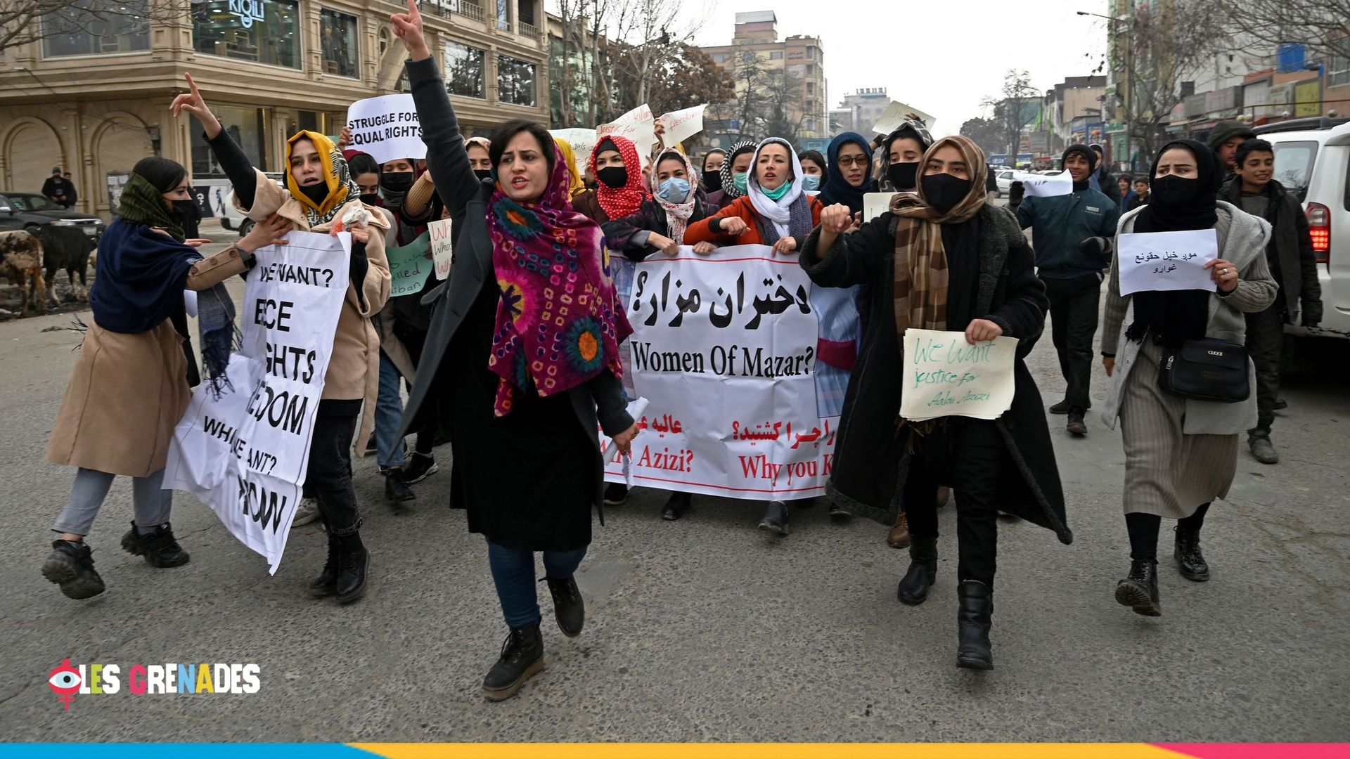 Des femmes afghanes marchent en scandant des slogans et en tenant des banderoles lors d’une manifestation pour les droits des femmes à Kaboul, le 16 janvier 2022.