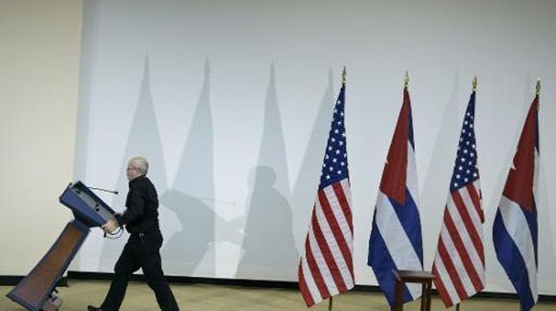 La tribune après une conférence de presse entre des représentants cubains et américains, à Washington, le 27 février 2015