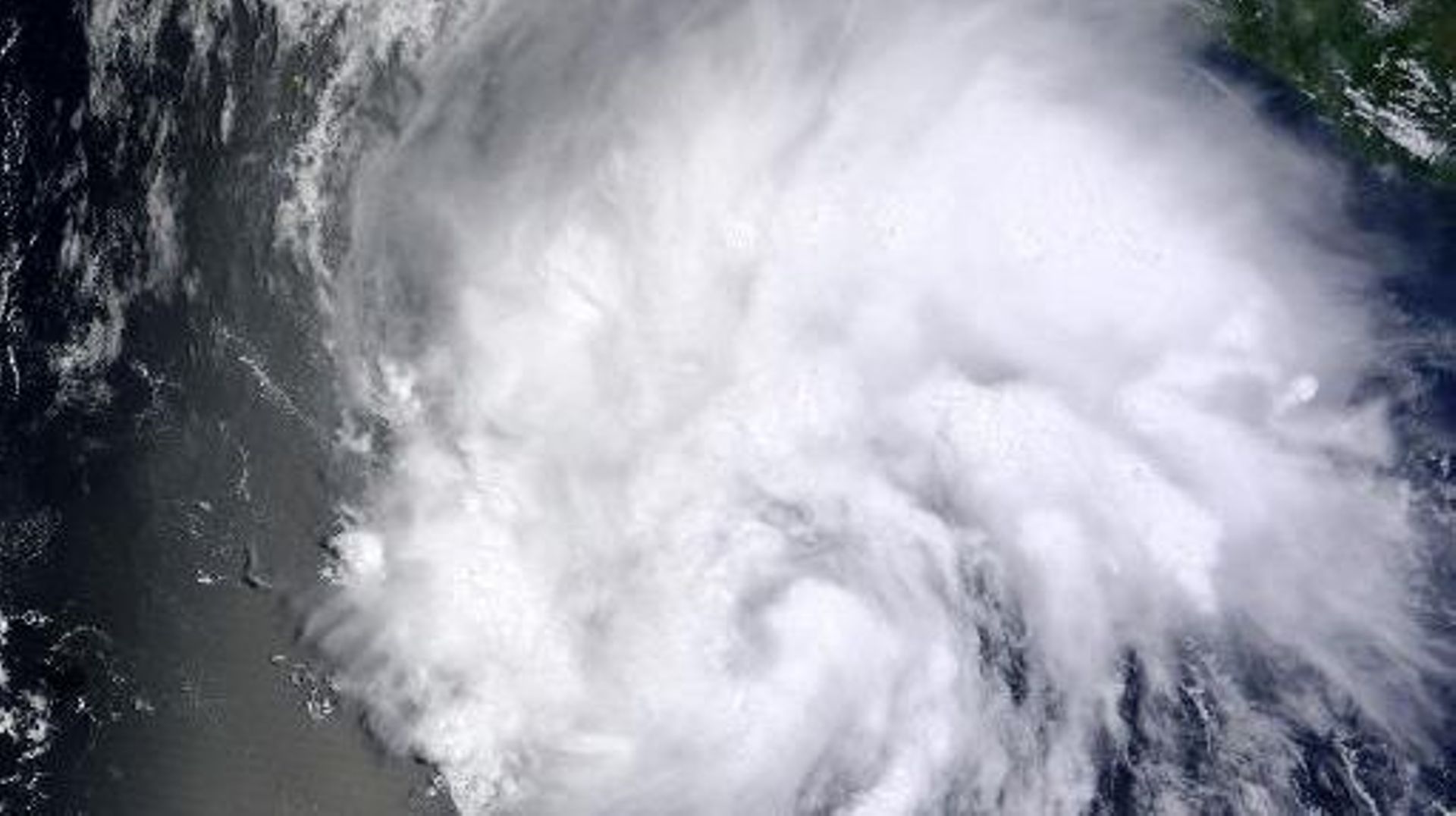 Photographie fournie par la Nasa le 26 juillet 2014 de l'ouragan Hernan qui s'est formé dimanche dans la partie orientale du Pacifique au large de la côte ouest du Mexique