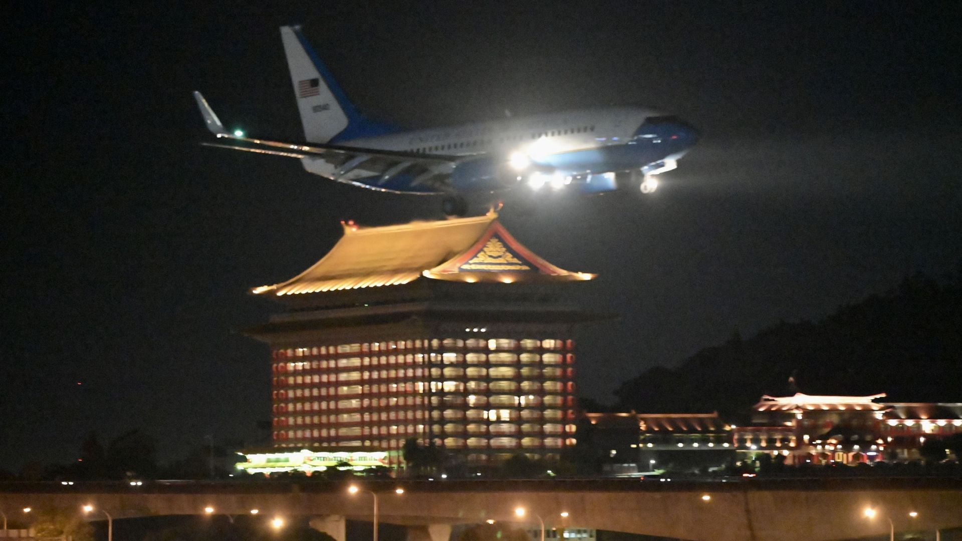 L’avion transportant Nancy Pelosi dans sa phase d’atterrissage à Taïwan.