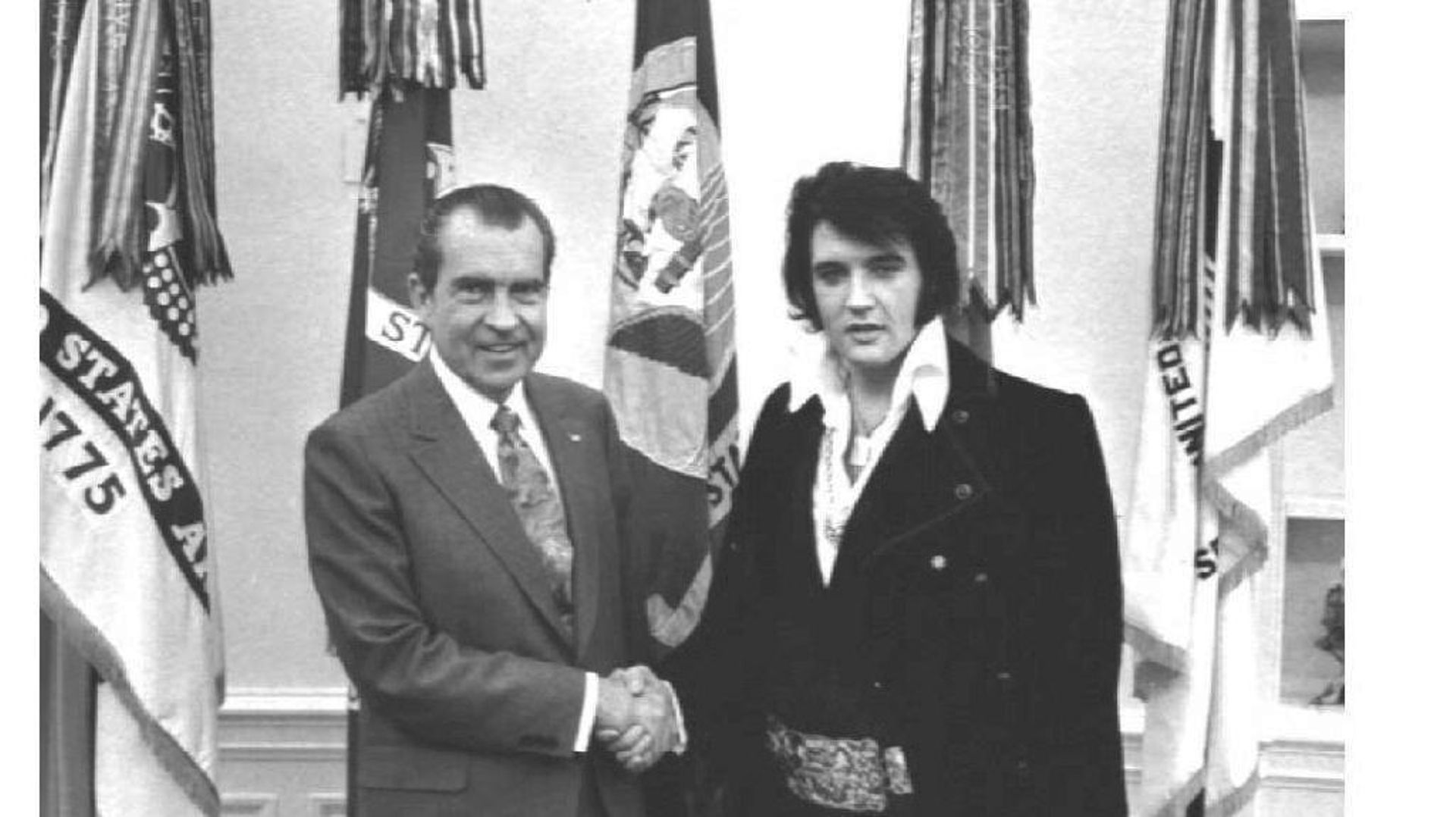 Le président américain Richard Nixon serrant la main de Elvis Presley à la Maison Blanche, 21 décembre 1970.