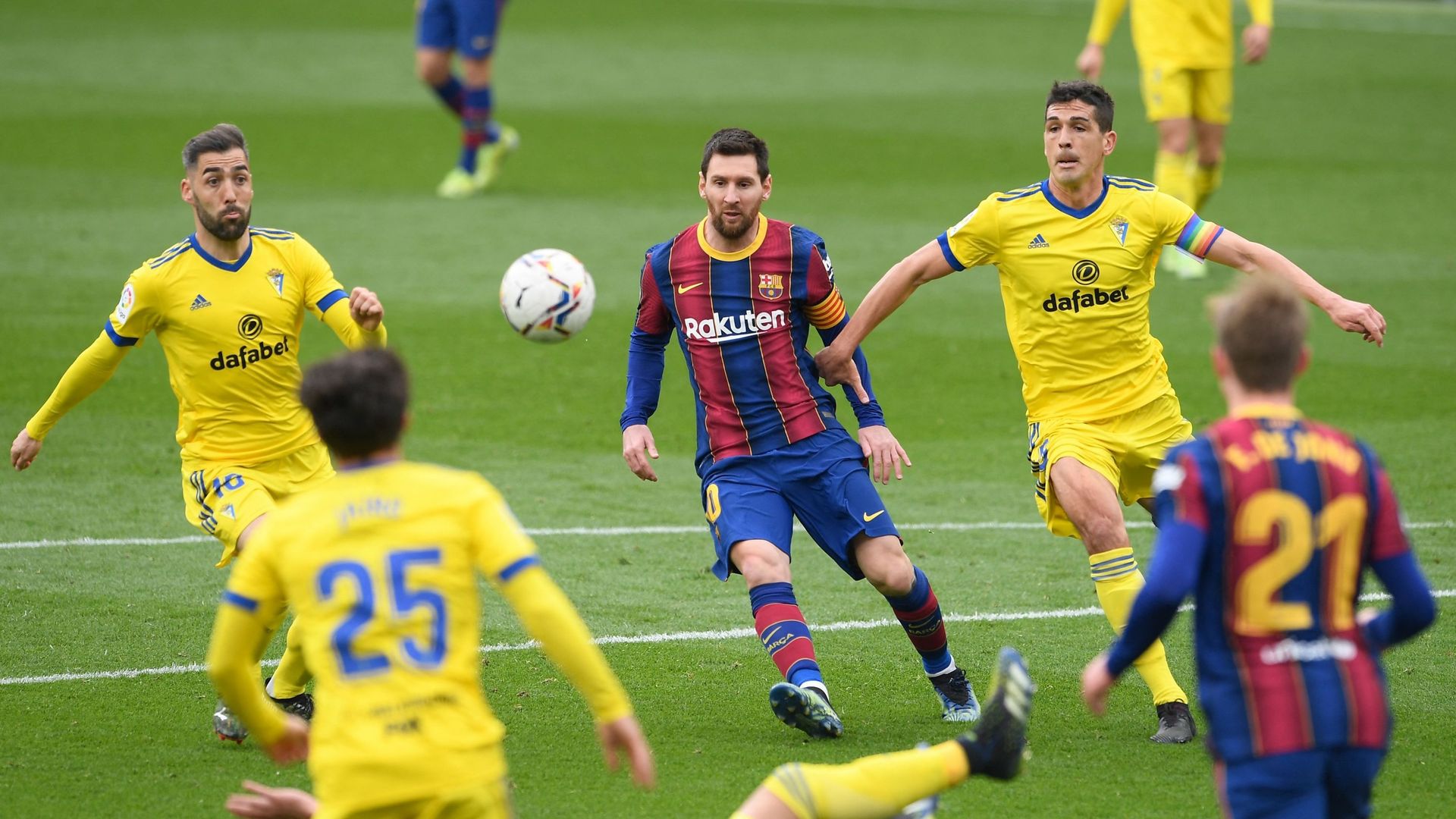 Lionel Messi entouré par les joueurs de Cadix
