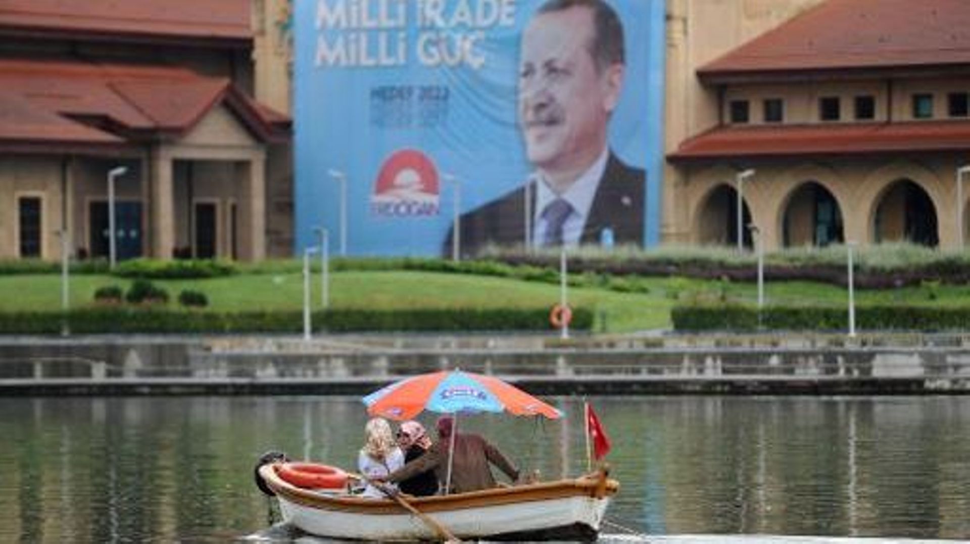 Une affiche électorale de Recip Tayep Erdogan sur la corne d'or à Istanbul, samedi 9 août 2014, à la veille de l'élection présidentielle dont il fait figure d'archi favori
