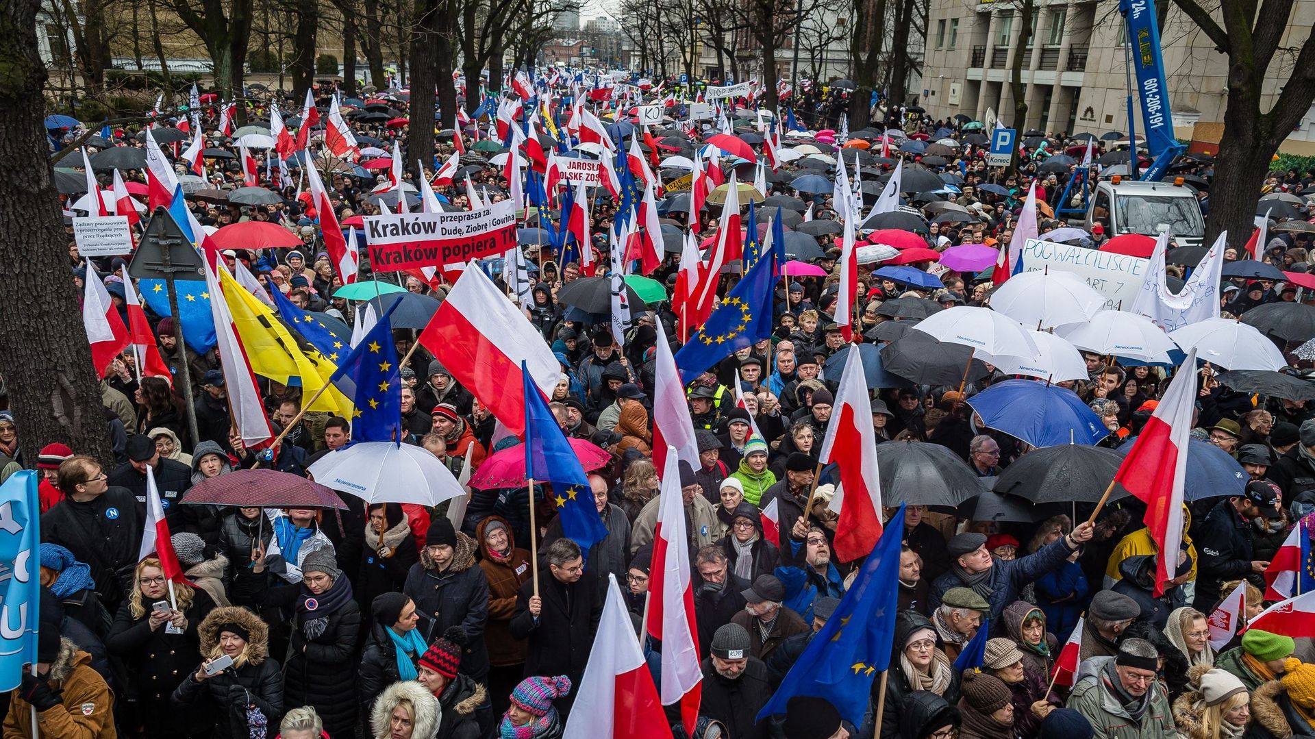 Les manifestants ont aussi appelé à la démission du président Andrzej Duda, issu de Droit et Justice, qu'ils accusent d'avoir violé la Constitution.