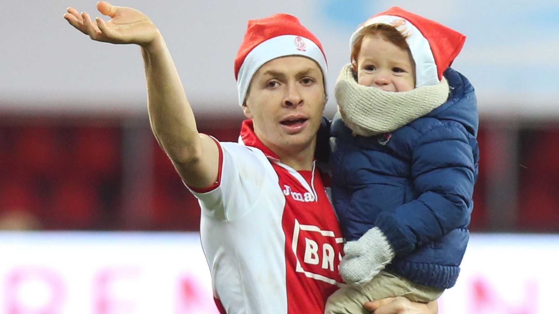 Football: Adrien Trebel avec son neveu après le match contre Lokeren