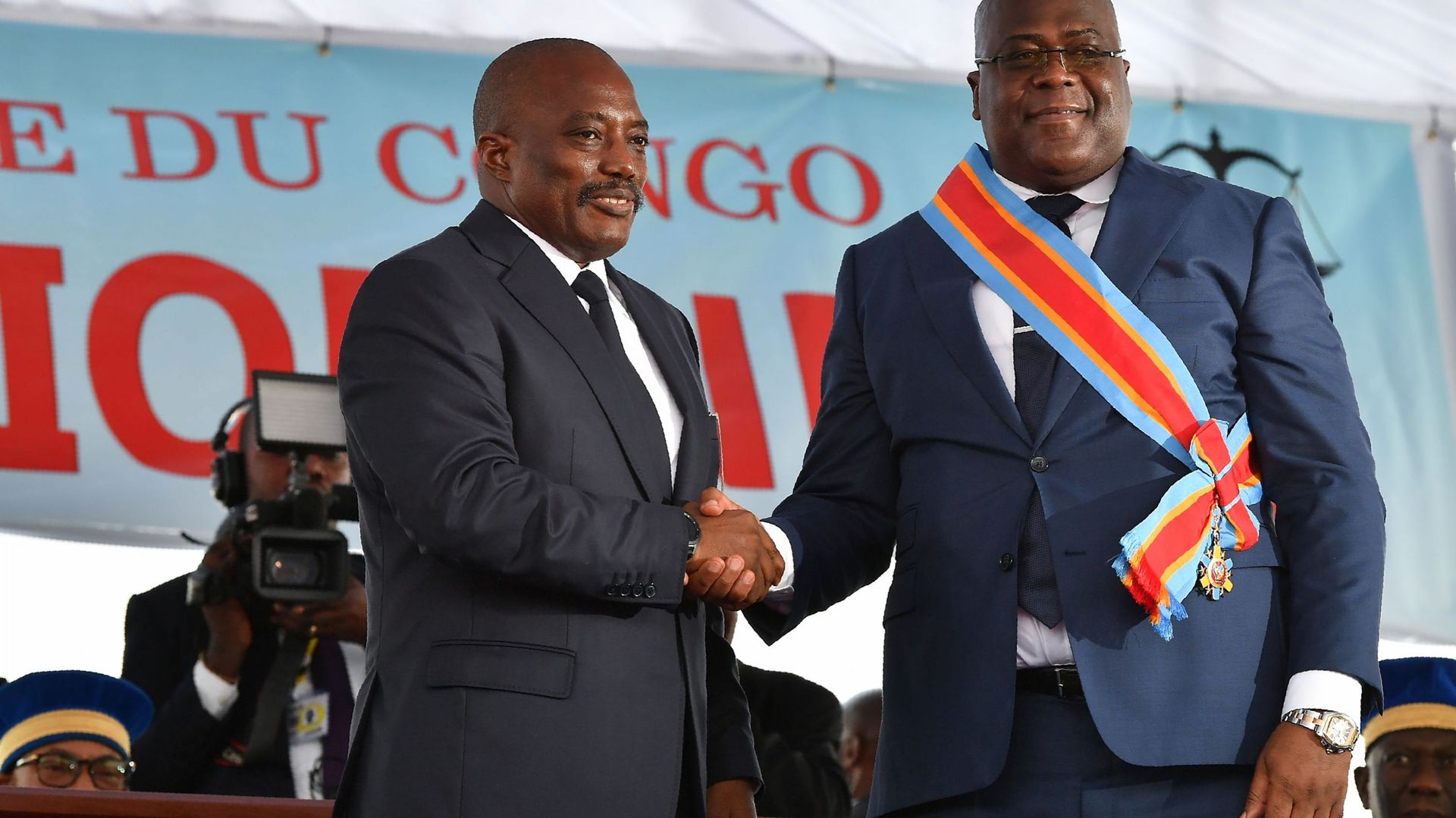 Jospeh Kabila et Félix Tshisekedi, se serrent la main lors de la passation du pouvoir présidentielle en janvier 2019. Sept mois plus tard, ils sont tombés d'accord sur la composition du nouveau gouvernement congolais.