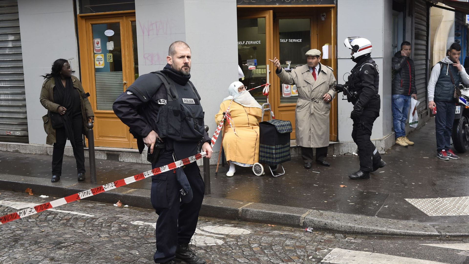 France: Le père de l'assaillant du commissariat parisien tué par la police dépose plainte