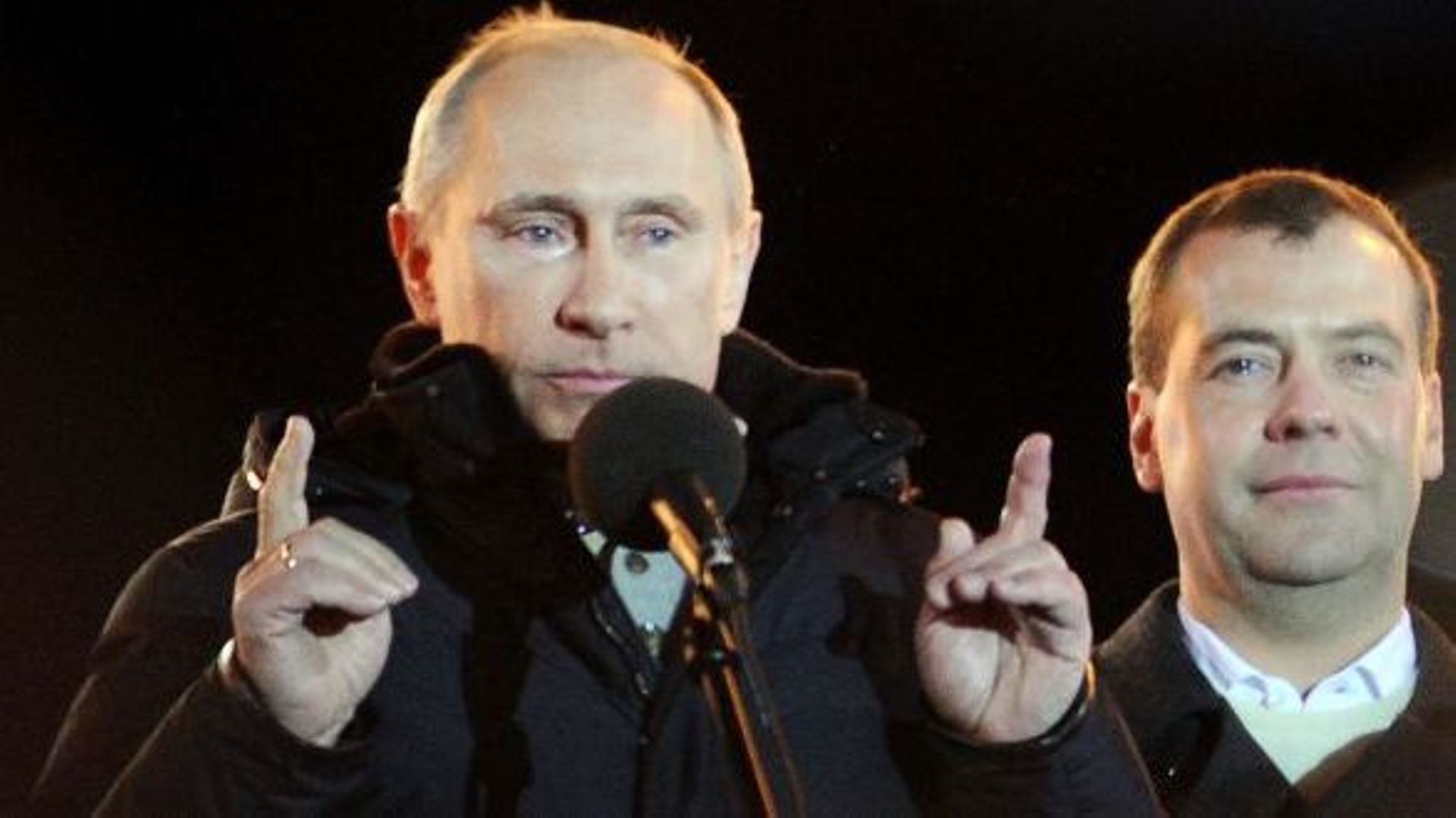 Vladimir Poutine, la larme à l'oeil après sa victoire. A sa gauche, Dmitri Medvedev