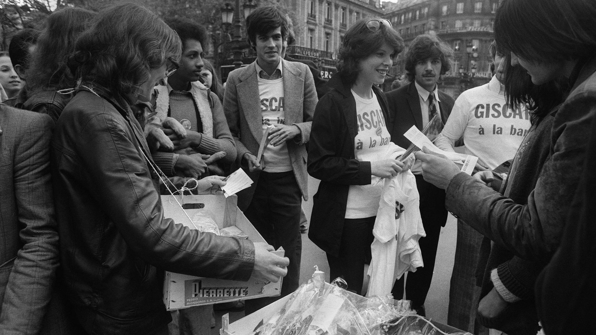 Distribution de muguet pour la campagne électorale de Valéry Giscard d'Estaing en 1974
