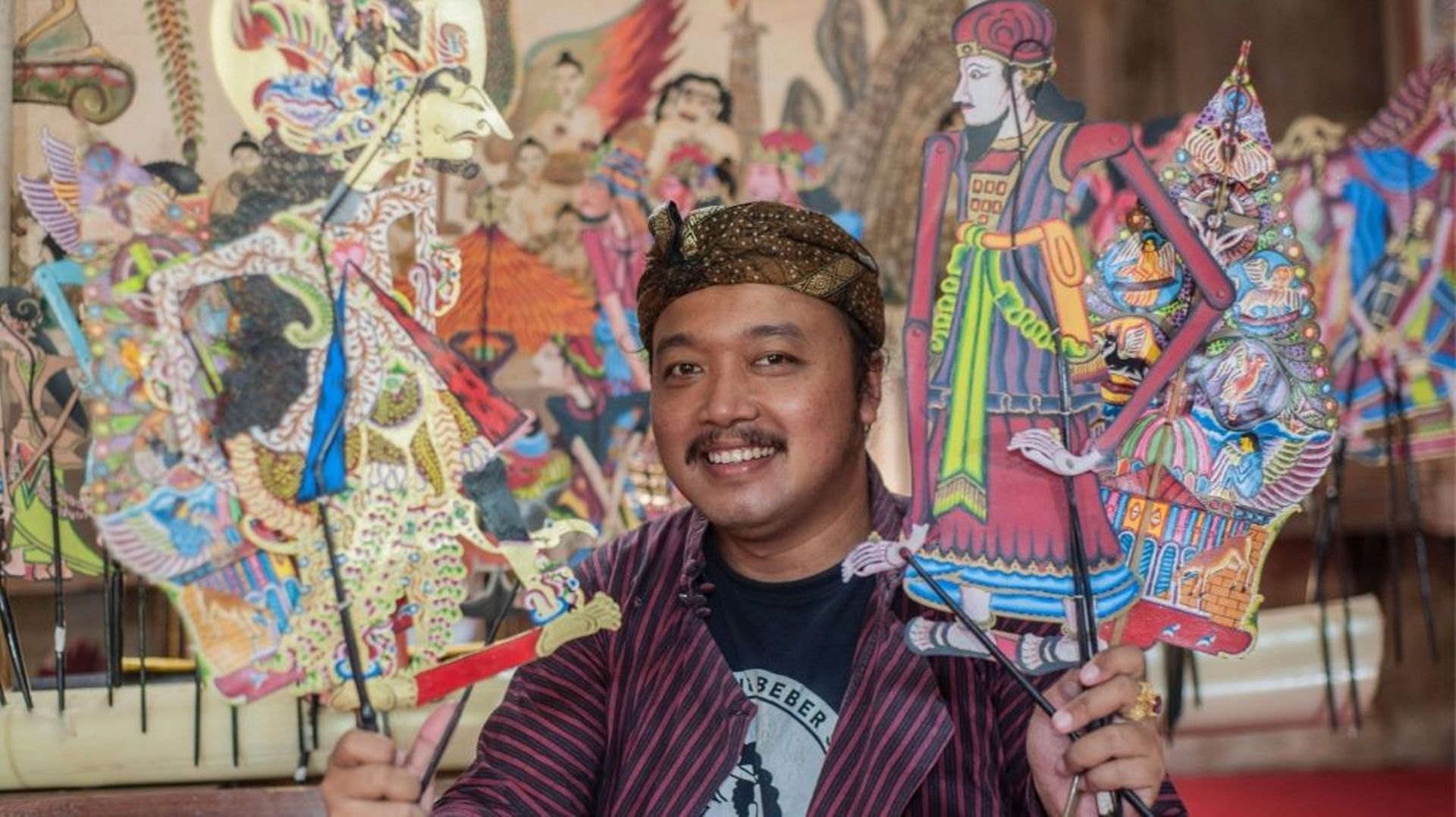 Indra Suroinggeno, fondateur du studio de marionnettes Beber Sekartaji, le 24 décembre 2021 à Bantul, en Indonésie