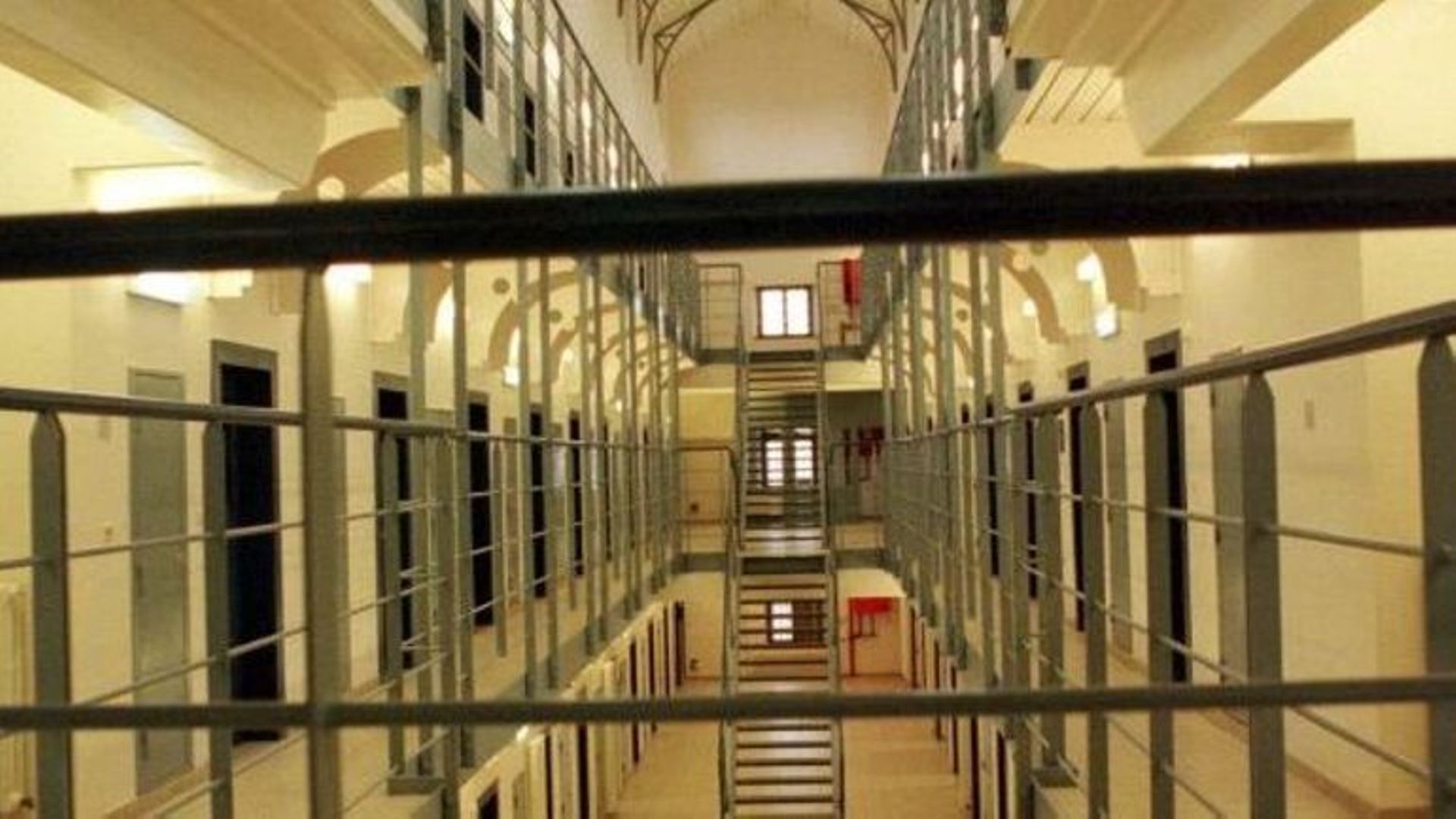 Confinement dans deux sections de la prison d'Arlon
