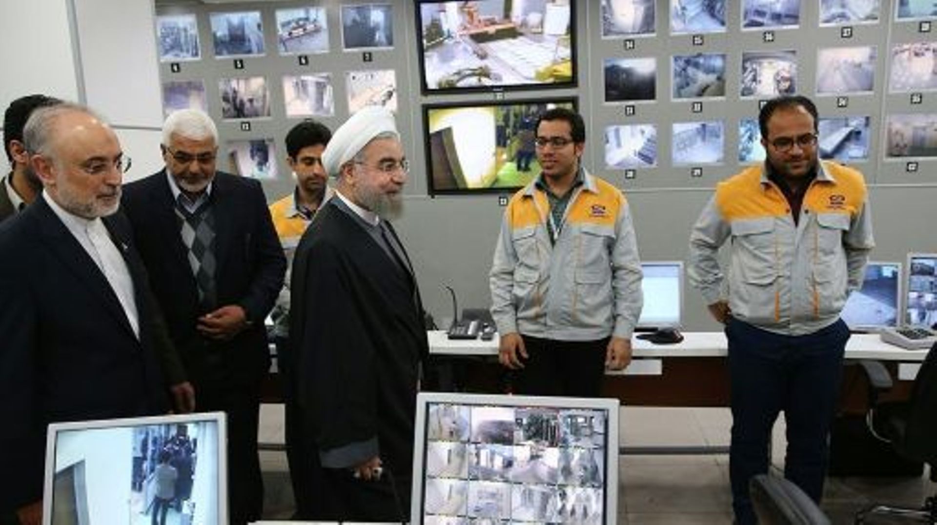 Photo fournie par le site internet officiel du président iranien montrant le président Hassan Rohani (3e gauche) et le chef de l'Organisation iranienne de l'Energie atomique Ali Akbar Salehi (2e g) dans la centrale nucléaire de Bushehr le 13 janvier 2015