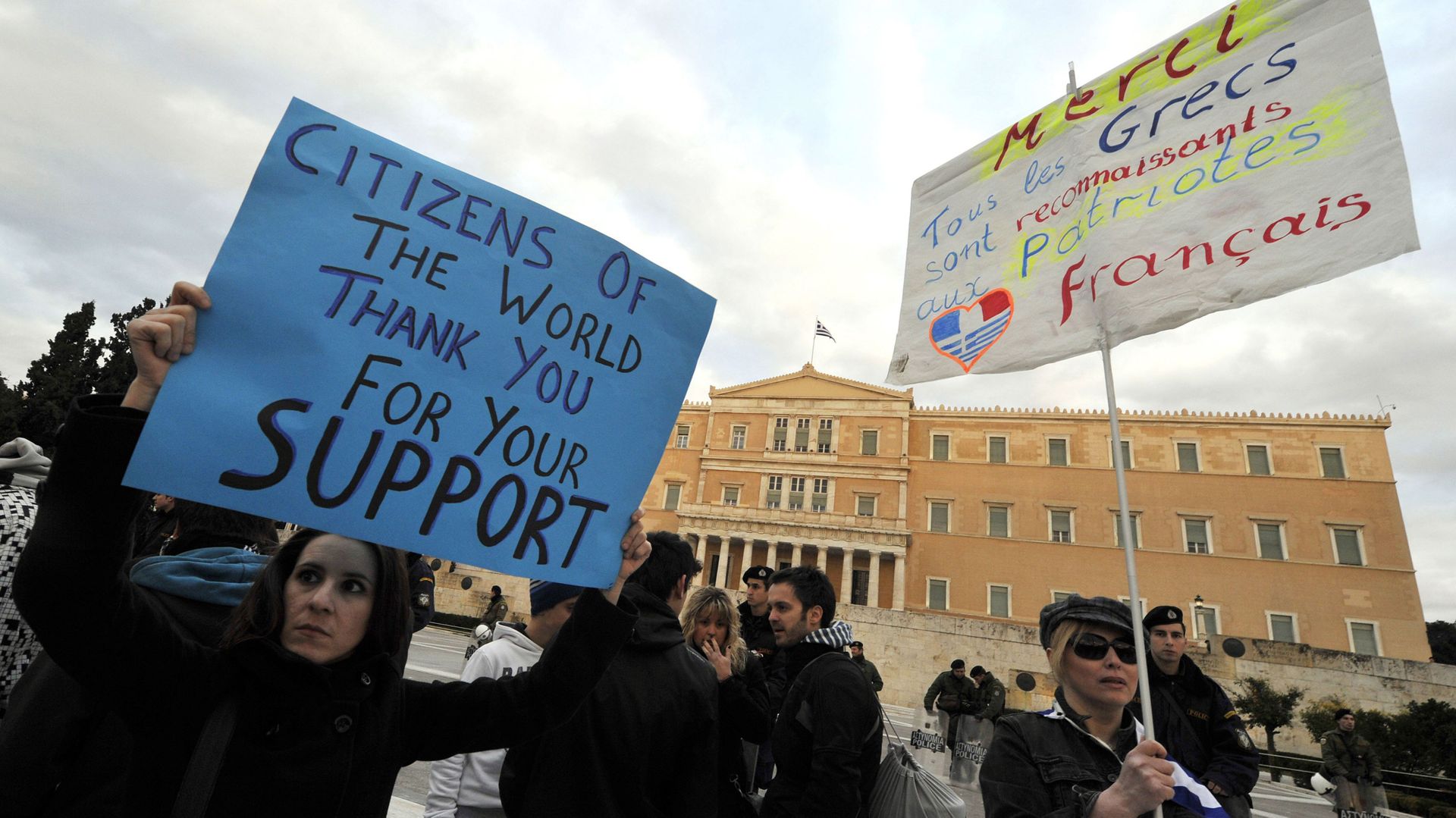 Les manifestations se poursuivent à Athènes.