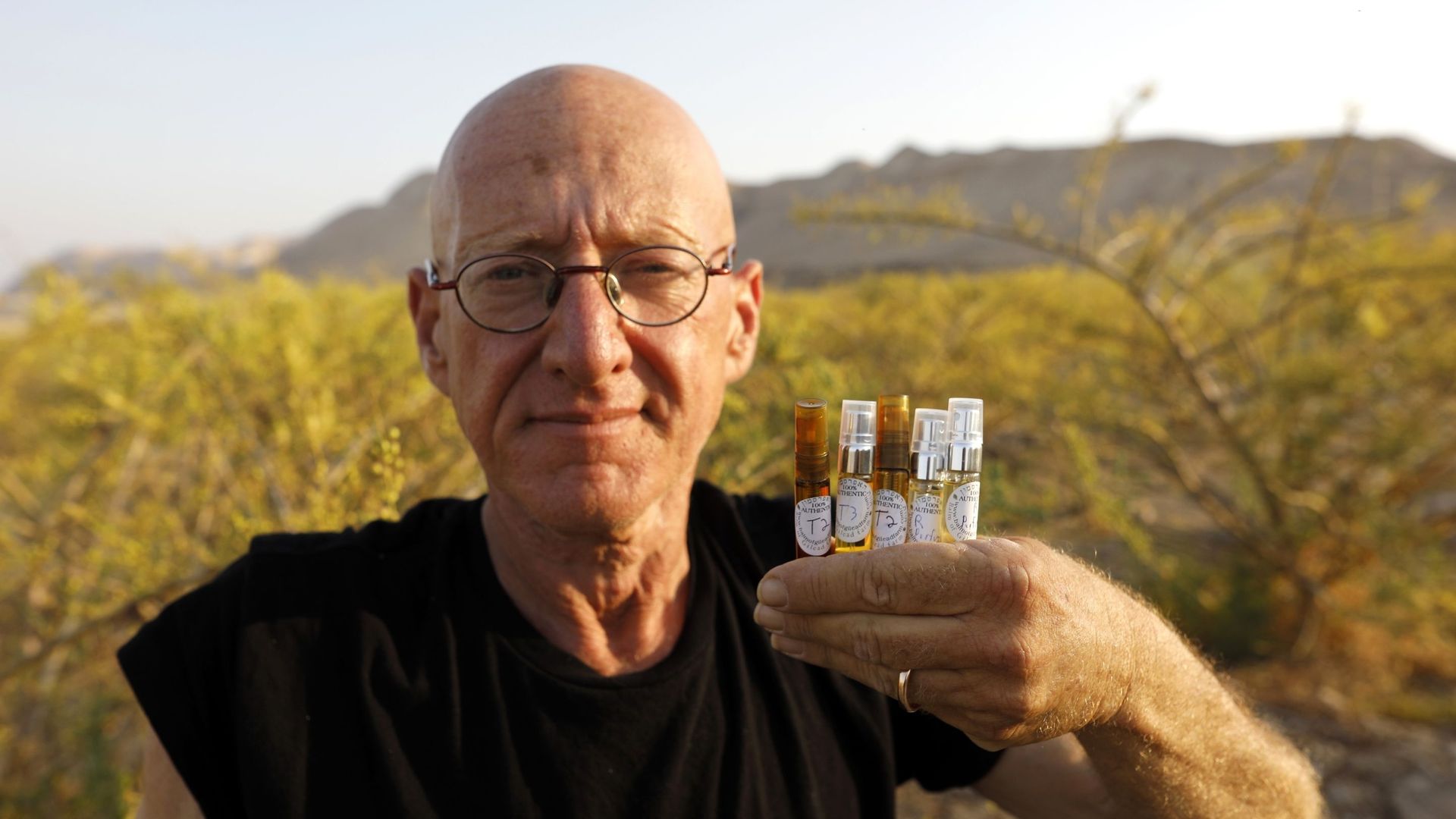 Guy Erlich dévoile quelques-unes des ampoules d'huiles parfumées qu'il a mises au point.