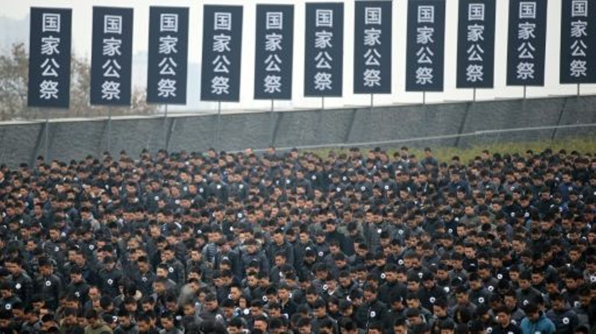 La foule respecte une minute de silence lors de la commémoration du massacre de Nankin, le 13 décembre 2015