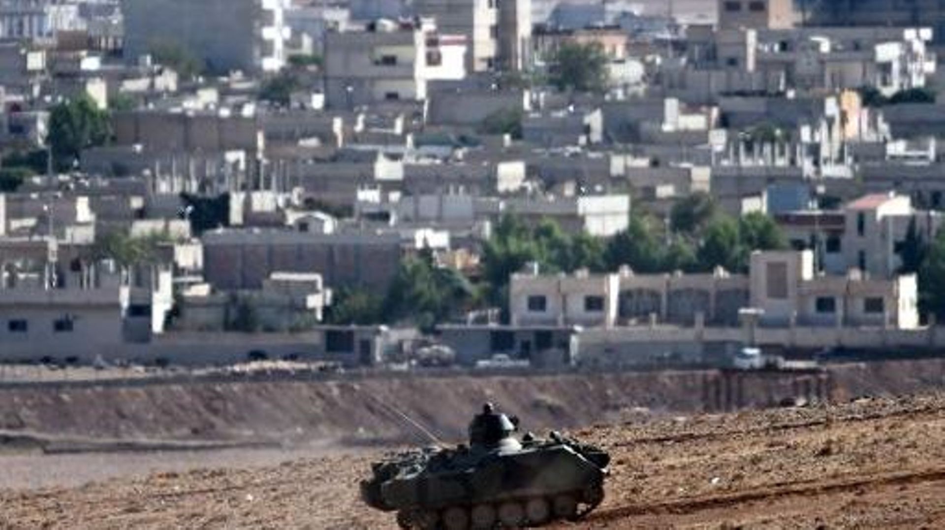 Des soldats turcs patrouillent à Mursitpinar, en face de la ville syrienne de Kobané où les combats continuent entre les forces kurdes et les jihadistes de l'EI, le 16 octobre 2014