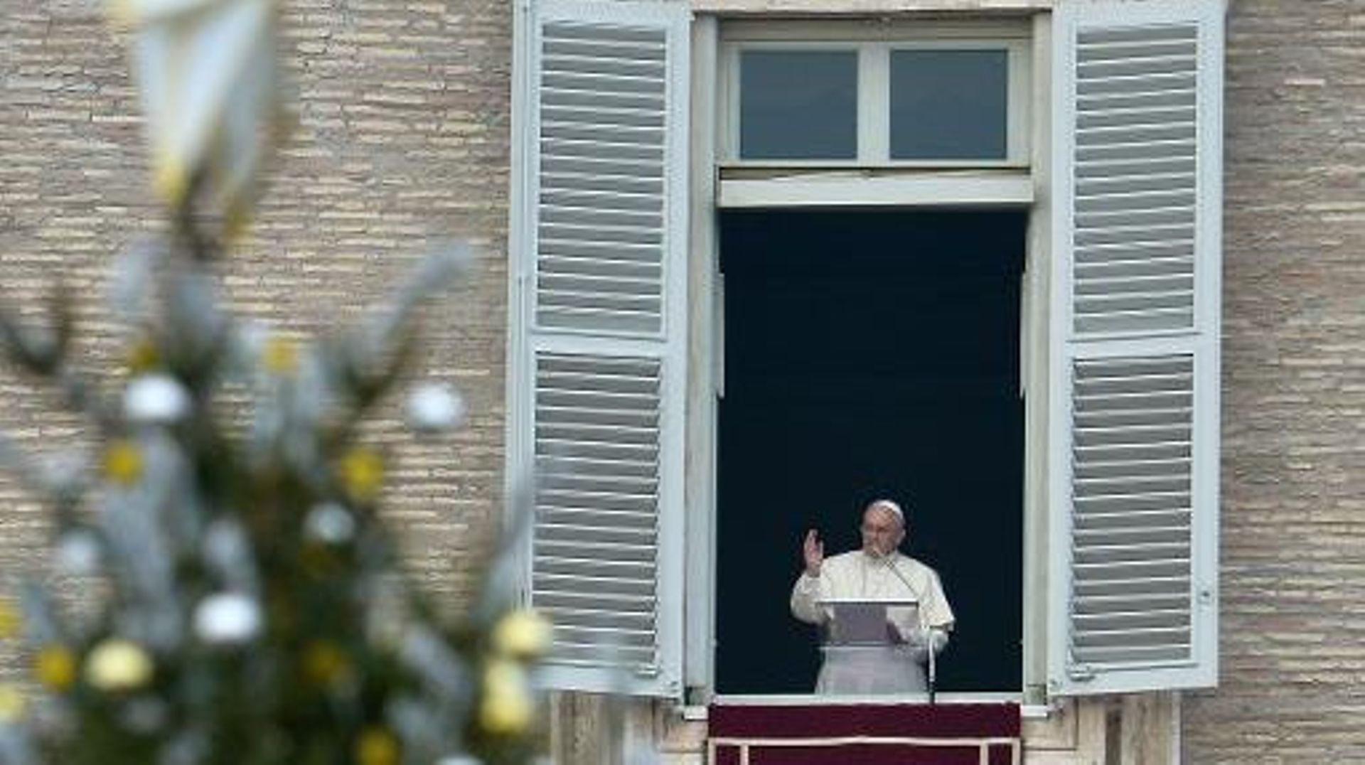 Le pape François le au balcon de ses appartements privés  22 décembre 2013 place Saint-Pierre à Rome