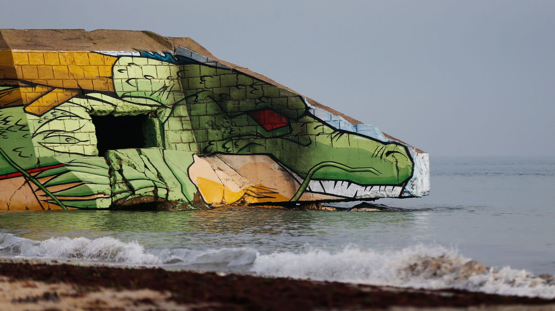 Sur les plages normandes, deux streets-artistes graffent de la pop culture sur les bunkers