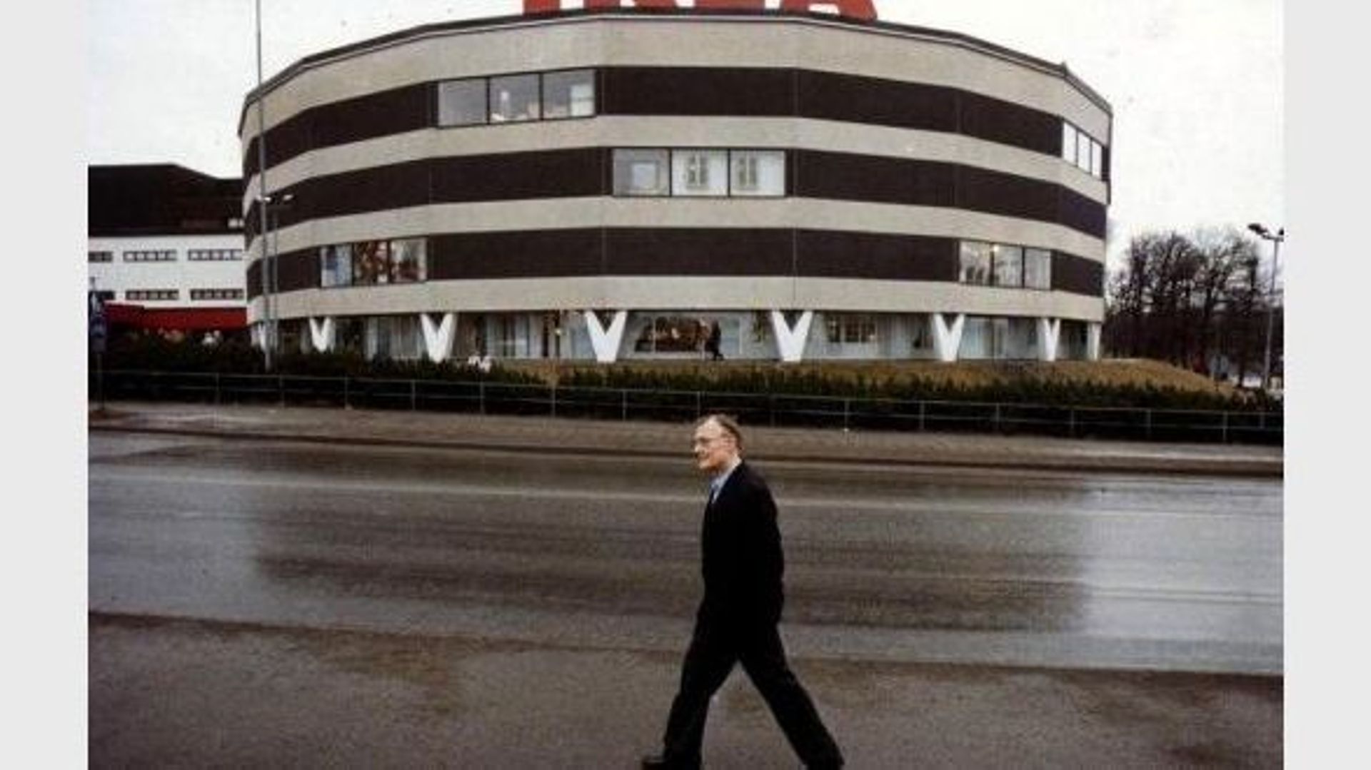 Le Suédois Ingvar Kamprad devant le premier magasin Ikea, à Stockholm, en février 1989