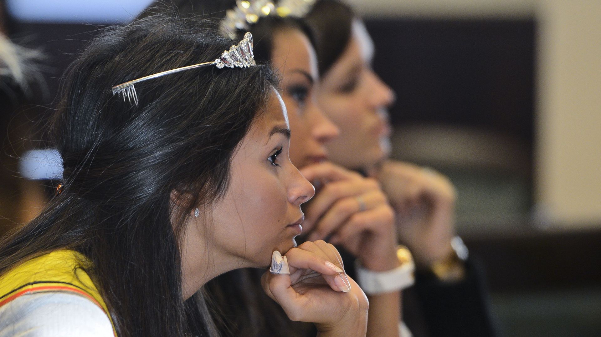 En visite à la Chambre, les candidates Miss Belgique assistent à un cours d'Herman De Croo