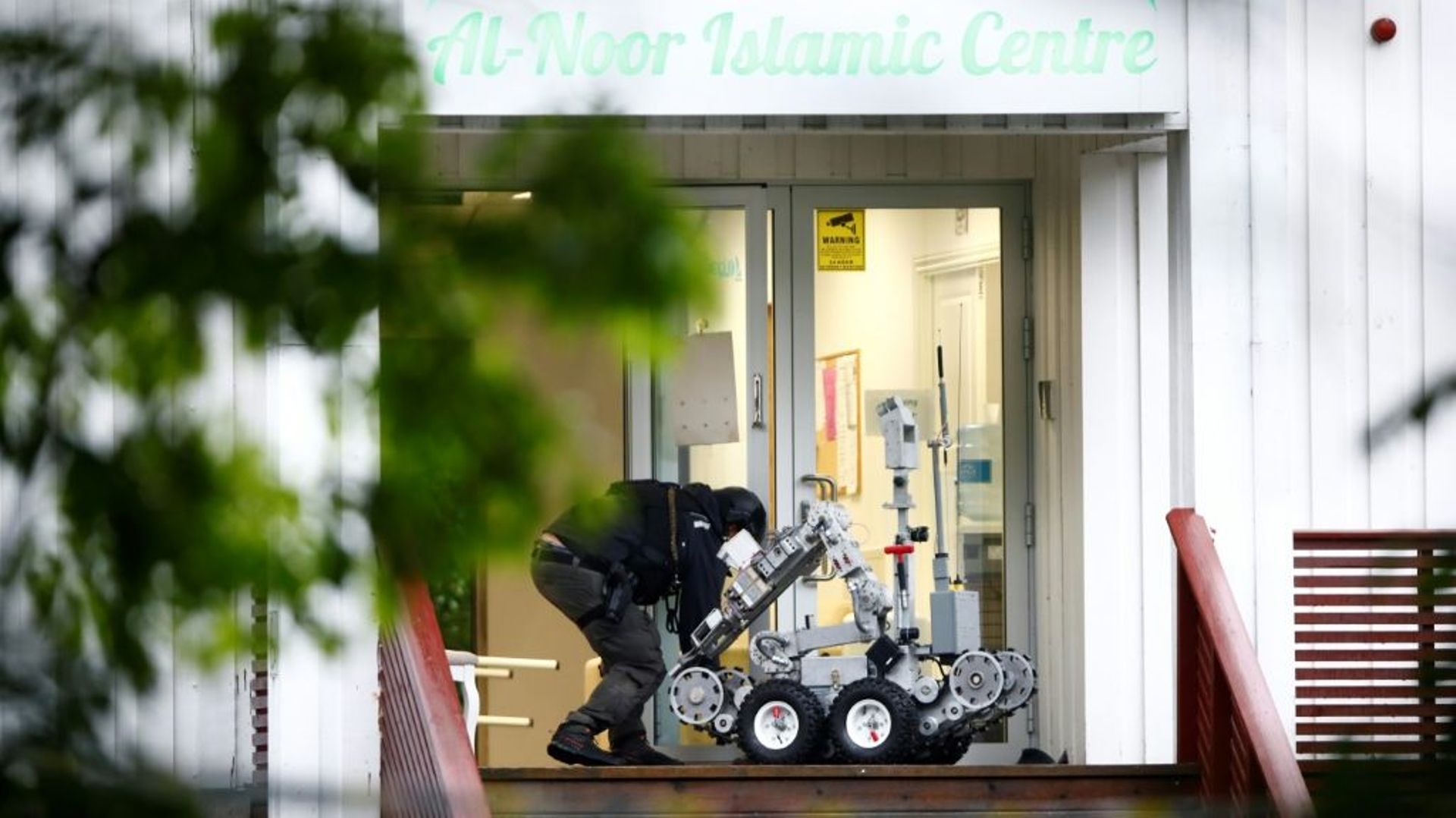 Un policier norvégien manipule un robot après la fusillade dans un mosquée près d'Oslo, à Baerum, le 10 août 2019