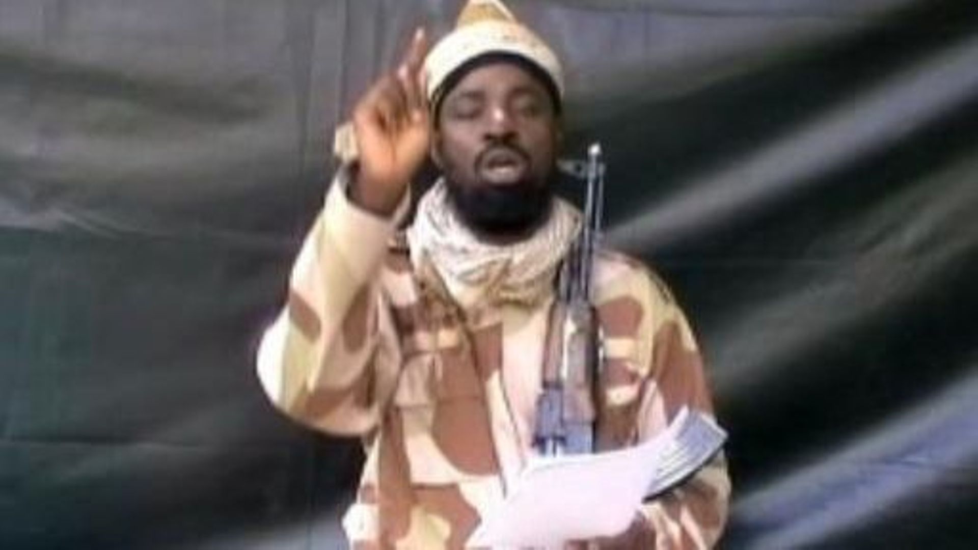 Capture d'écran non datée du chef du groupe islamiste radical nigérian Boko Haram, Abubakar Shekau, dans un lieu inconnu
