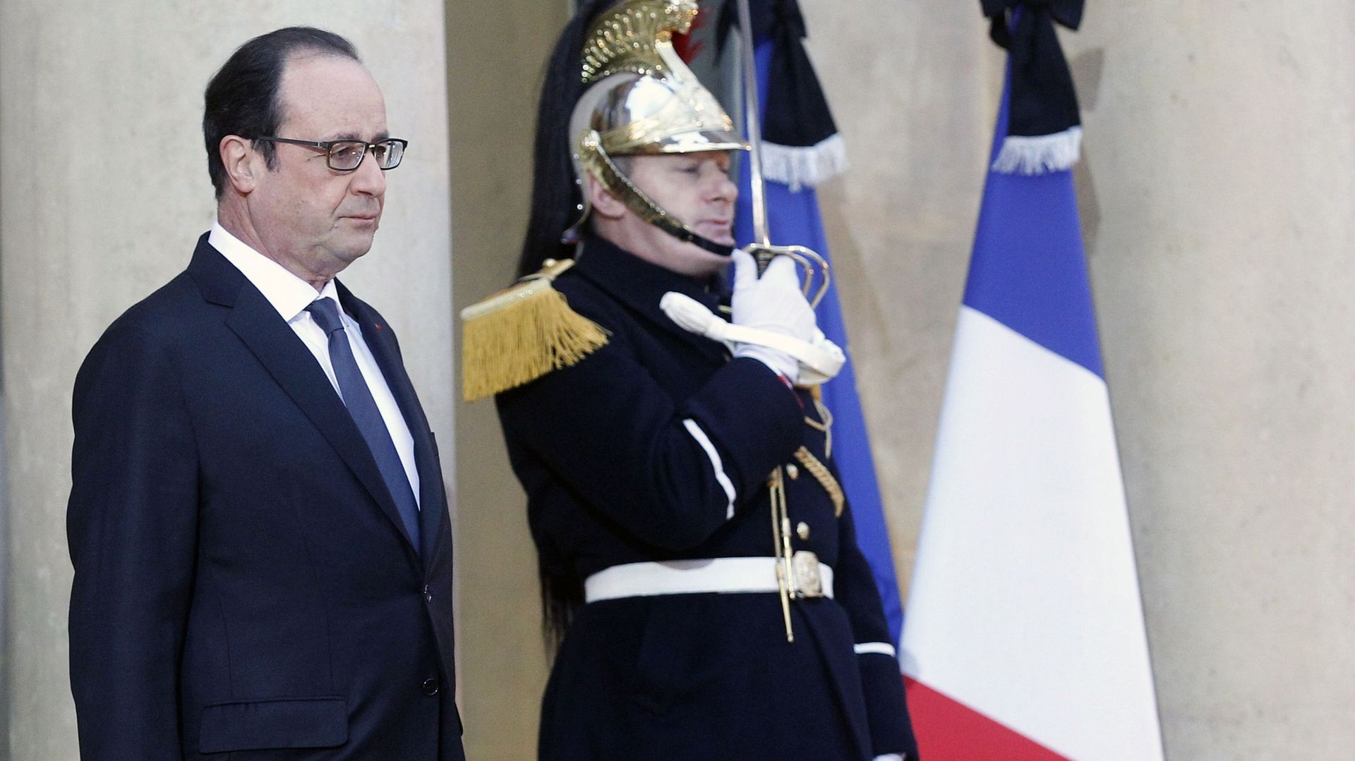 Charlie Hebdo: Hollande, confronté à une crise majeure, prône l'union nationale